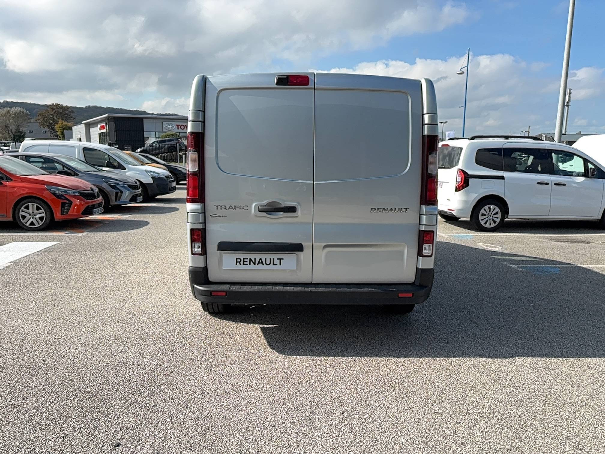 Vente en ligne Renault Trafic Cabine Approfondie TRAFIC CA L1H1 3T BLUE DCI 150 AUTO au prix de 35 900 €