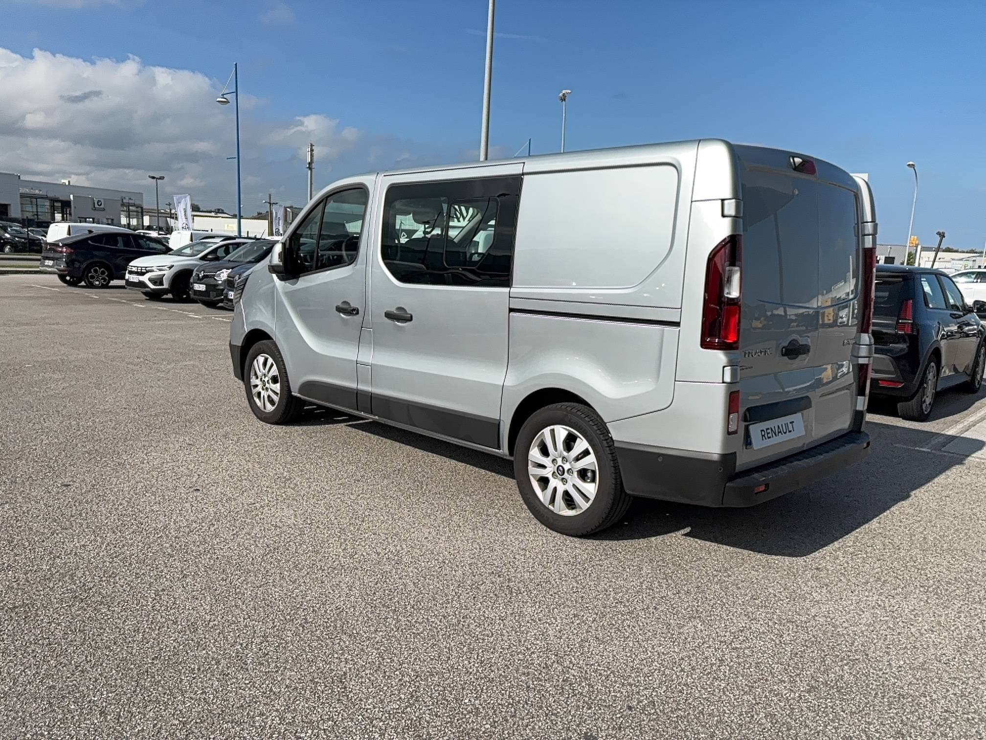 Vente en ligne Renault Trafic Cabine Approfondie TRAFIC CA L1H1 3T BLUE DCI 150 AUTO au prix de 35 900 €