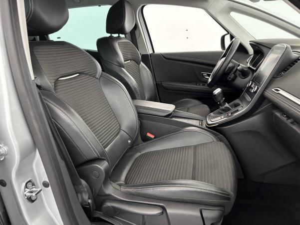 Vente en ligne Renault Grand Scenic 4 Grand Scenic Blue dCi 120 au prix de 19 690 €