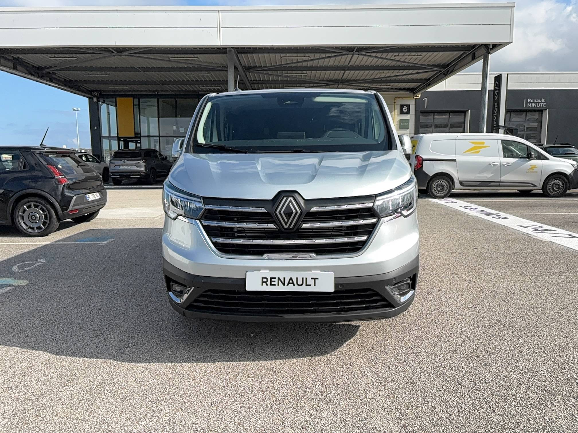 Vente en ligne Renault Trafic Cabine Approfondie TRAFIC CA L1H1 3T BLUE DCI 150 AUTO au prix de 35 900 €