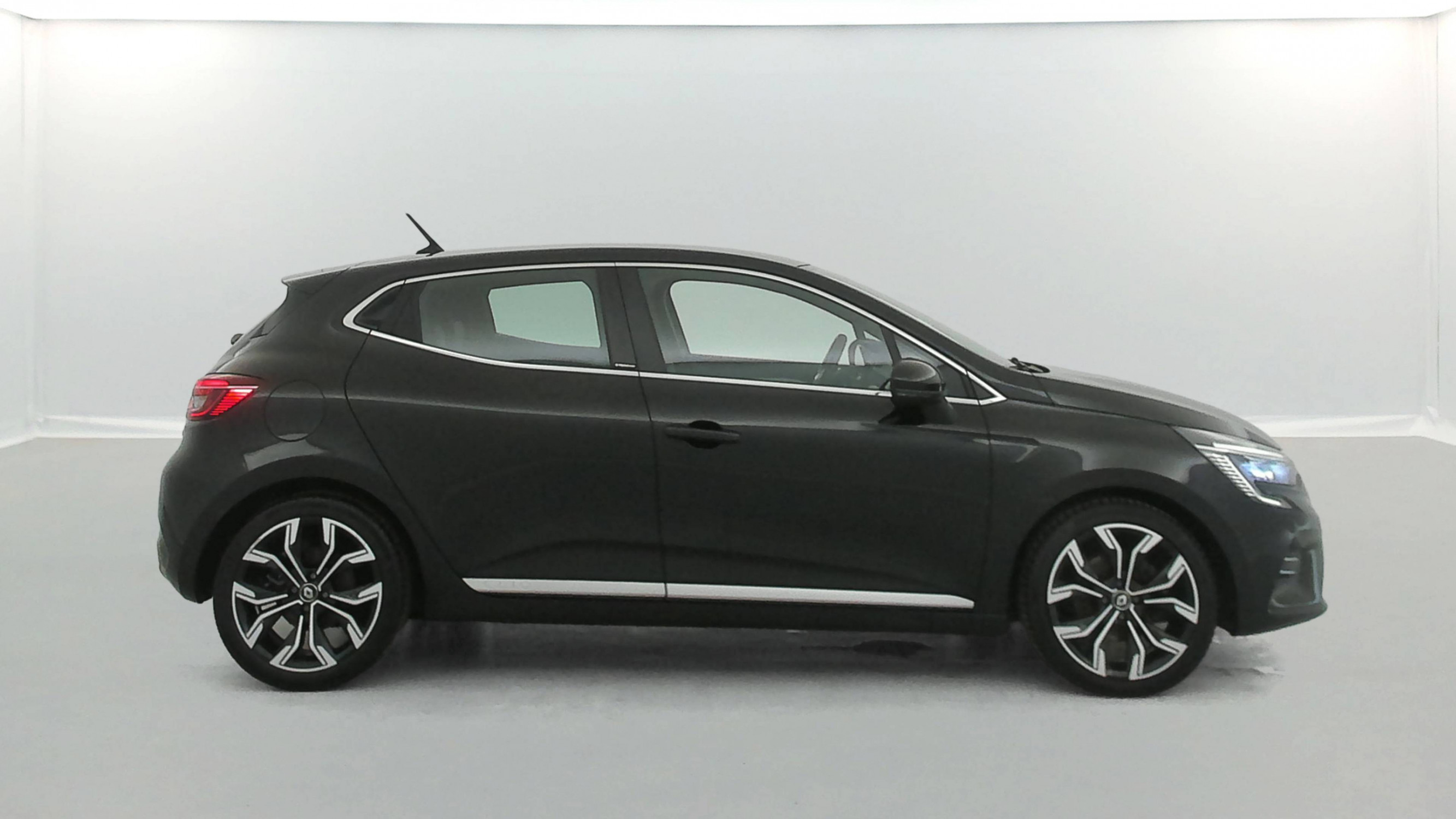 Vente en ligne Renault Clio 5 Clio E-Tech 140 au prix de 15 990 €