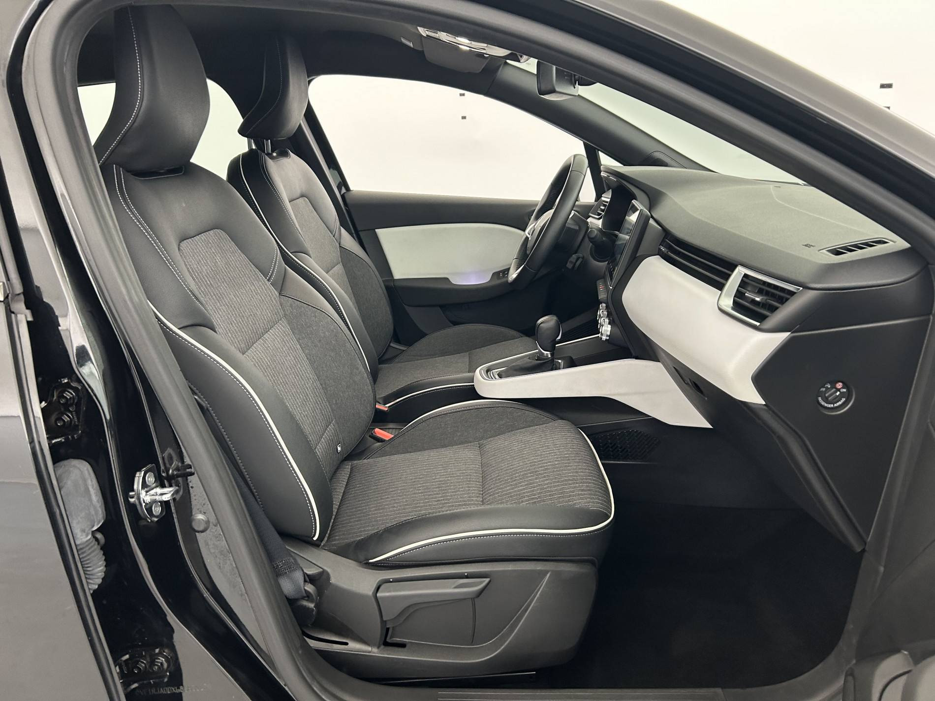 Vente en ligne Renault Clio 5 Clio E-Tech 140 - 21N au prix de 17 590 €