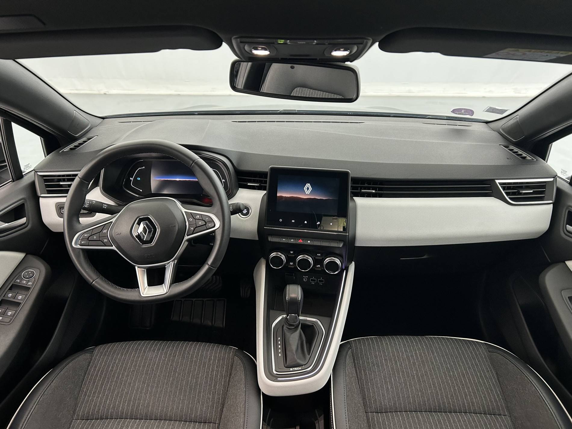 Vente en ligne Renault Clio 5 Clio E-Tech 140 - 21N au prix de 17 590 €