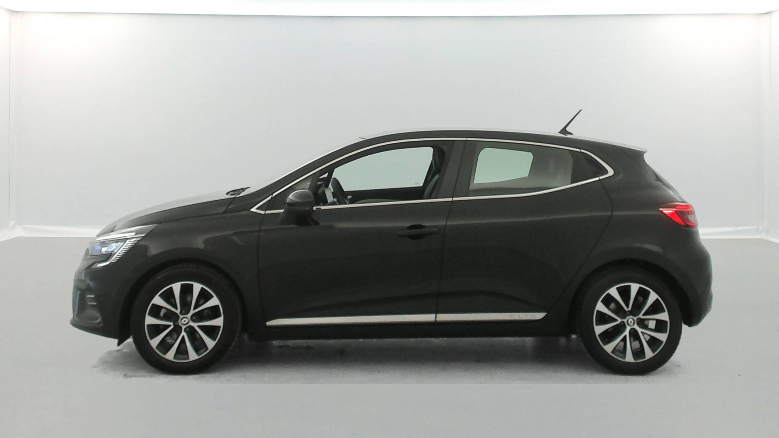 Vente en ligne Renault Clio 5 Clio E-Tech 140 - 21N au prix de 17 590 €