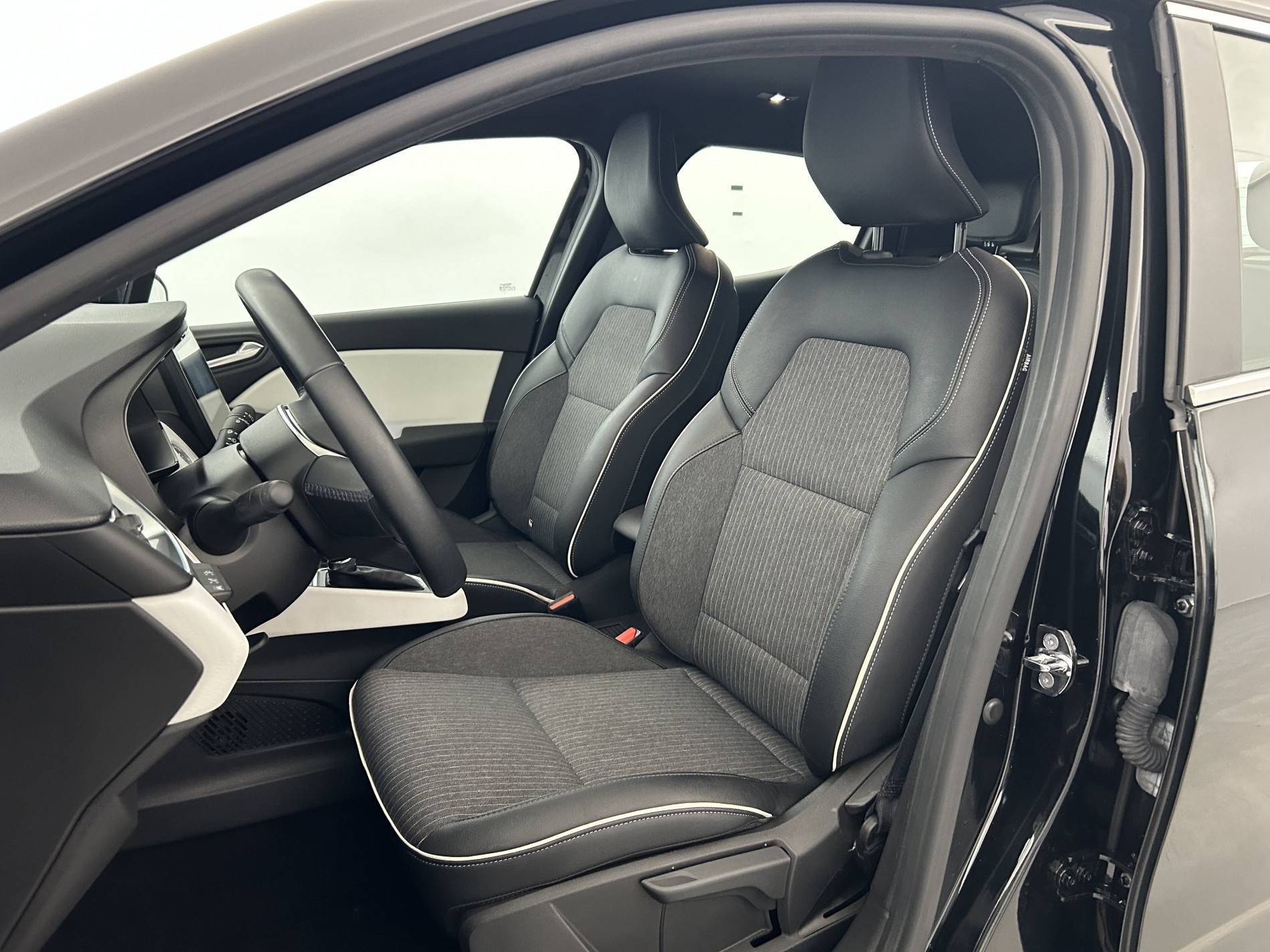 Vente en ligne Renault Clio 5 Clio E-Tech 140 - 21N au prix de 17 590 €