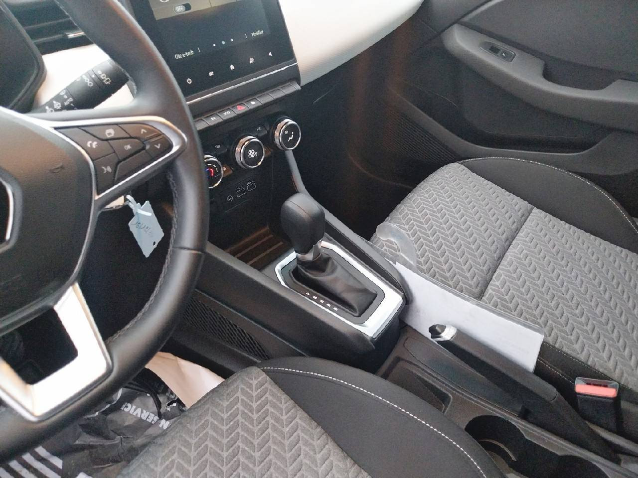 Vente en ligne Renault Clio 5 Clio E-Tech full hybrid 145 au prix de 17 990 €