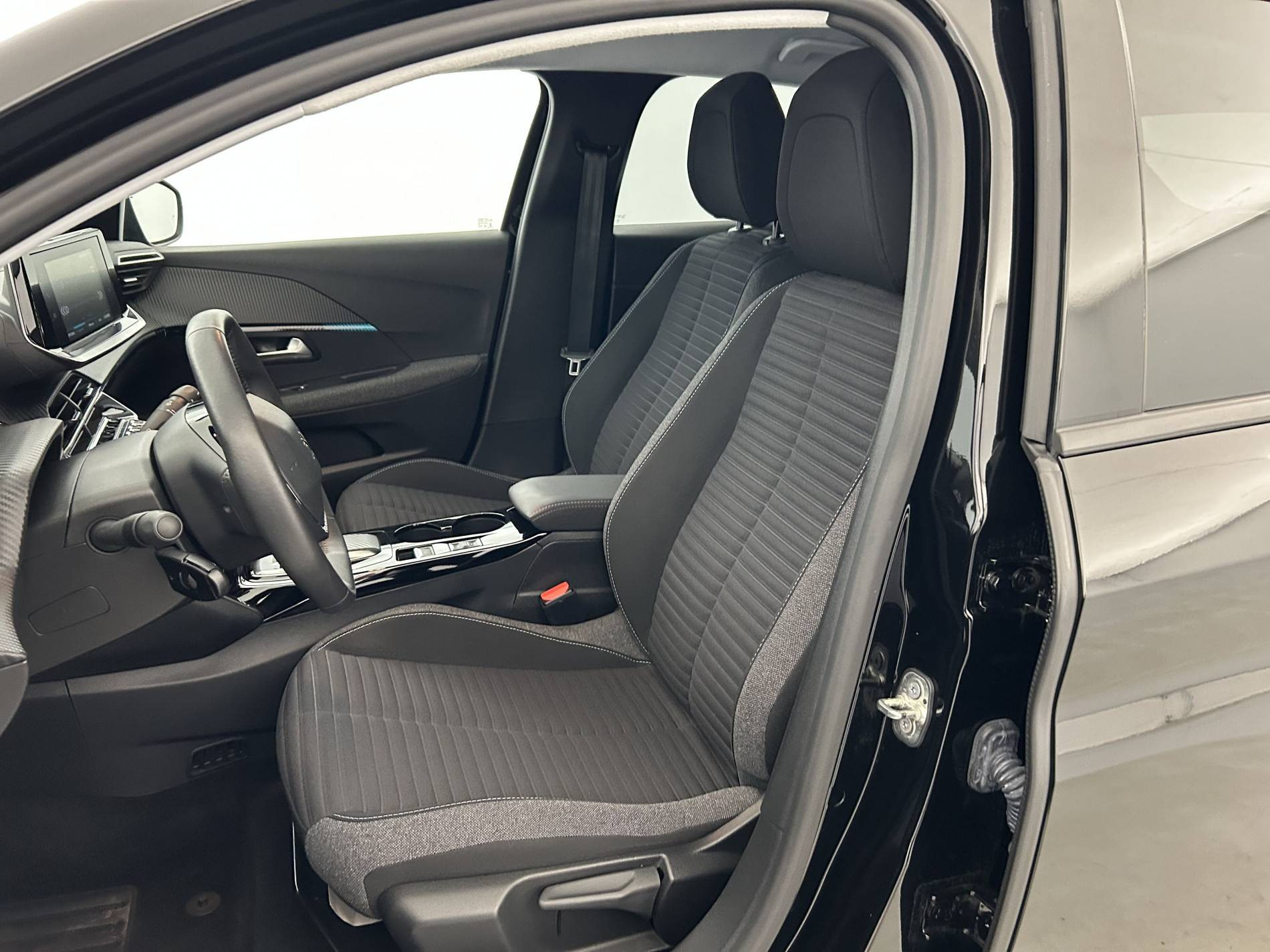 Vente en ligne Peugeot E-208  50 kWh 136ch au prix de 14 990 €