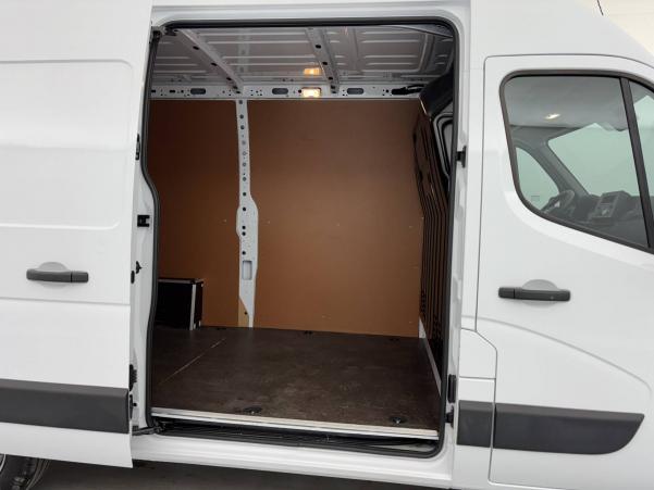Vente en ligne Renault Master Fourgon MASTER FGN TRAC F3500 L2H2 BLUE DCI 135 au prix de 27 990 €