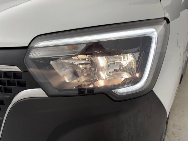 Vente en ligne Renault Master Fourgon MASTER FGN TRAC F3500 L2H2 BLUE DCI 135 au prix de 27 990 €
