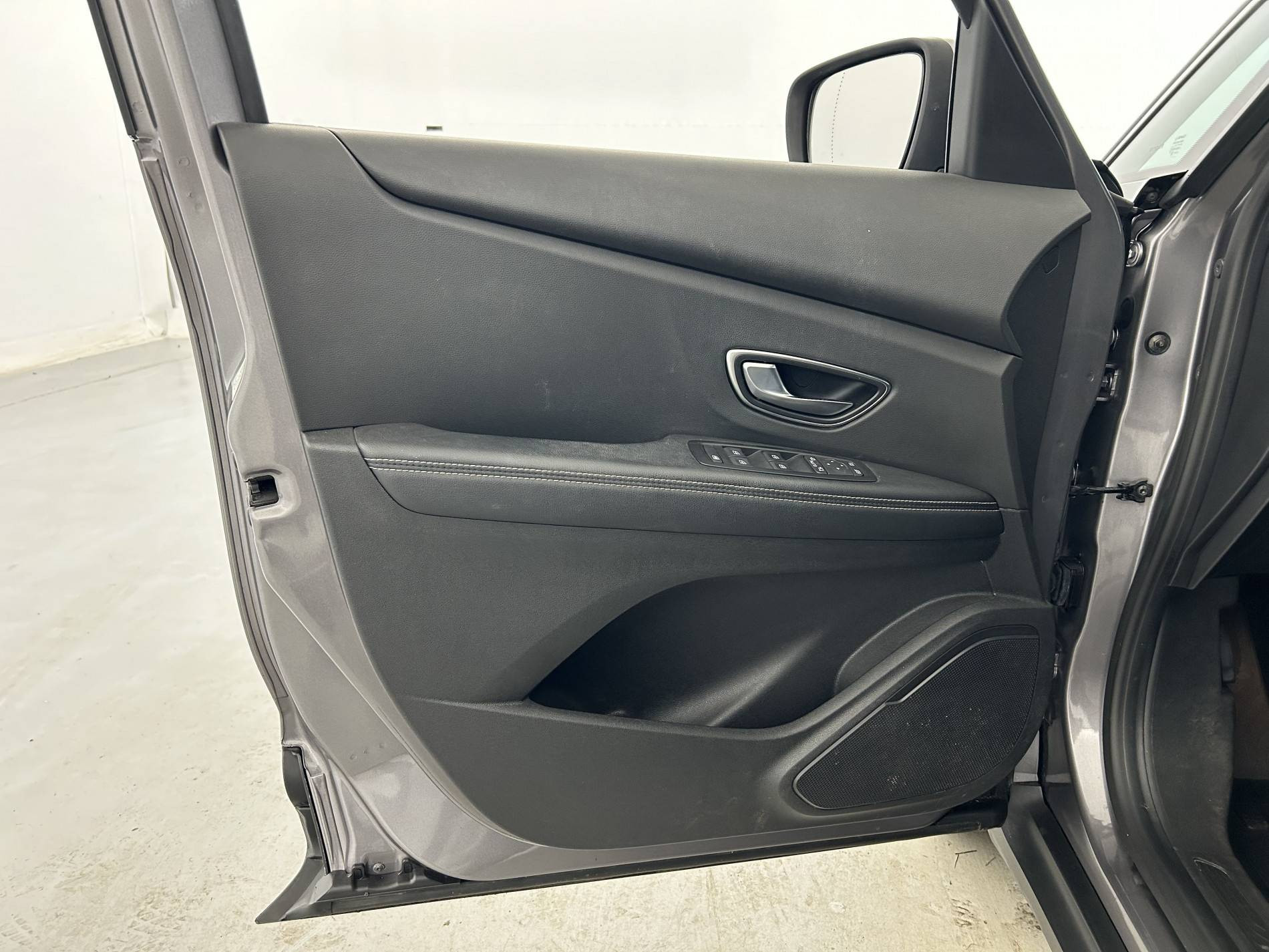 Vente en ligne Renault Scenic 4 Scenic Blue dCi 120 EDC au prix de 17 490 €