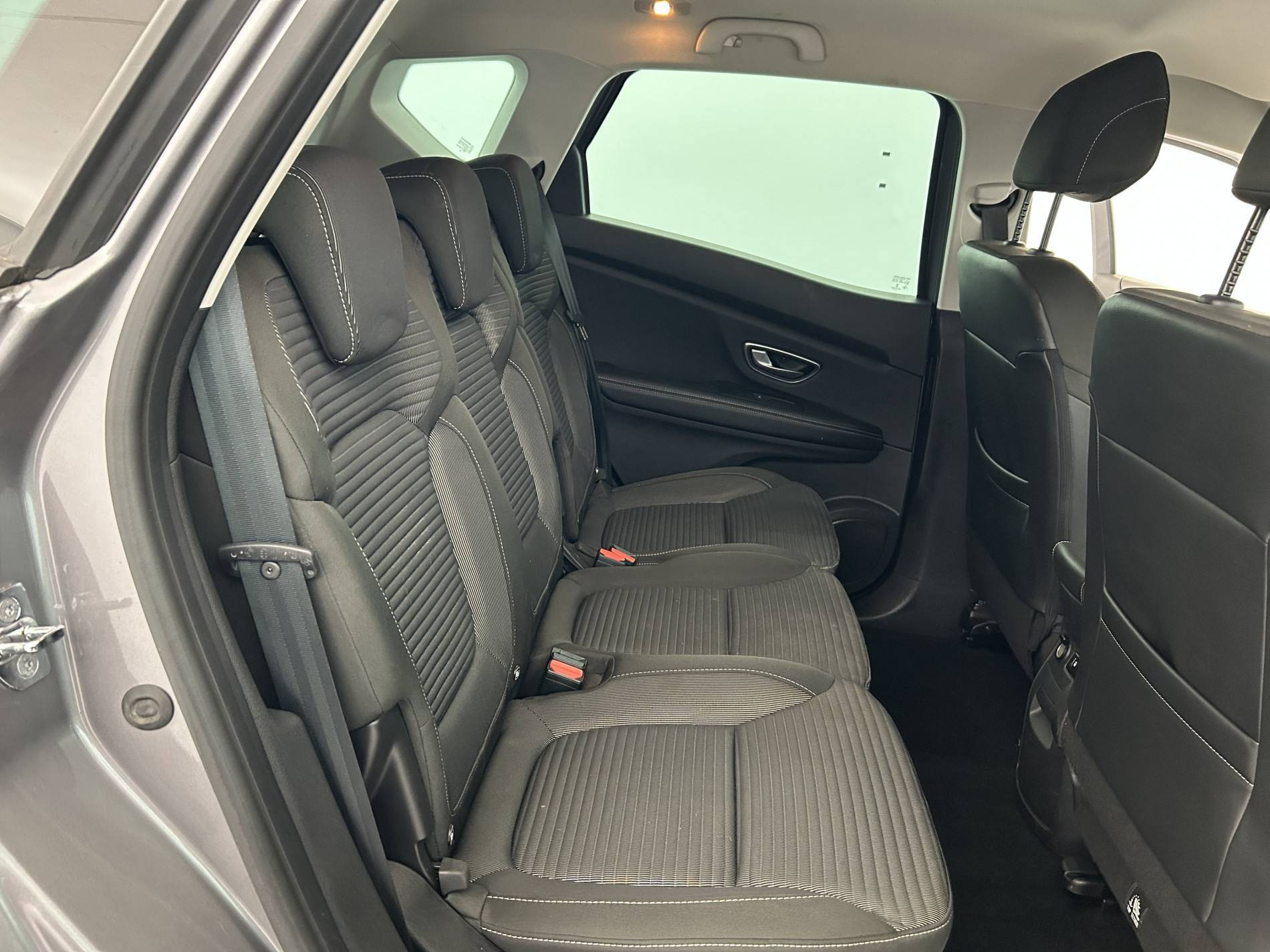 Vente en ligne Renault Scenic 4 Scenic Blue dCi 120 EDC au prix de 17 490 €