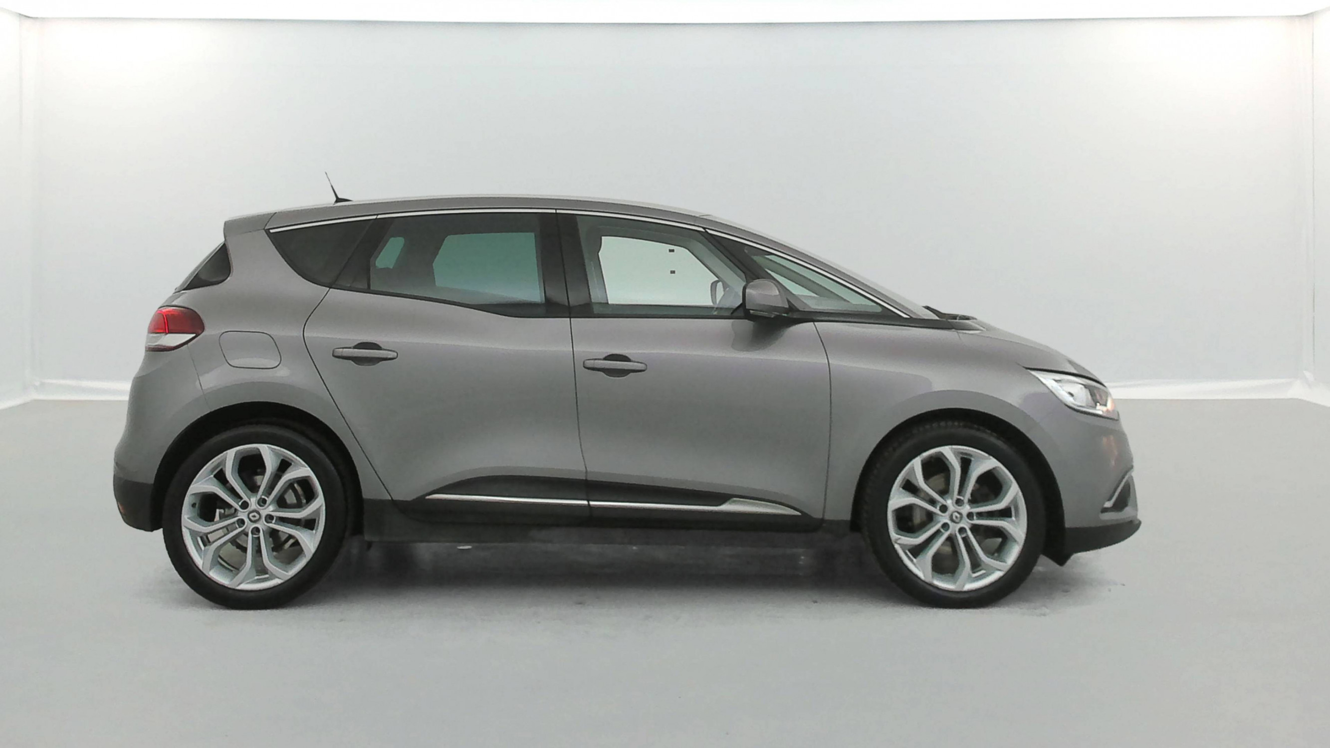 Vente en ligne Renault Scenic 4 Scenic Blue dCi 120 EDC au prix de 17 490 €