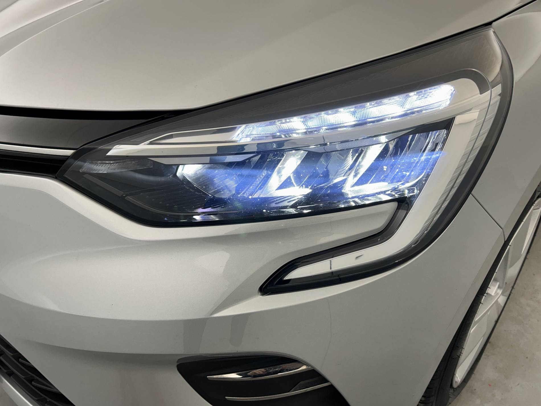 Vente en ligne Renault Clio 5 Clio E-Tech 140 - 21N au prix de 15 990 €