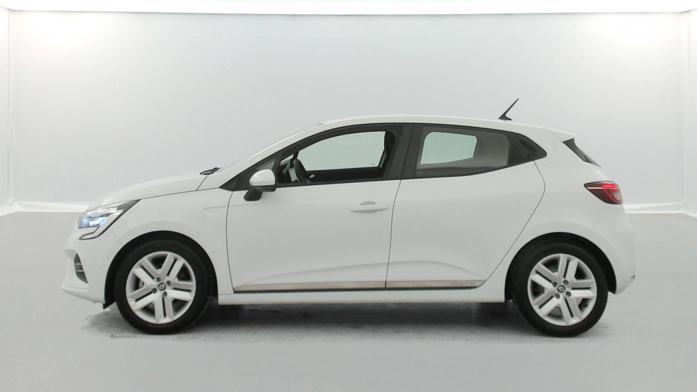 Vente en ligne Renault Clio 5 Clio E-Tech 140 - 21N au prix de 16 990 €