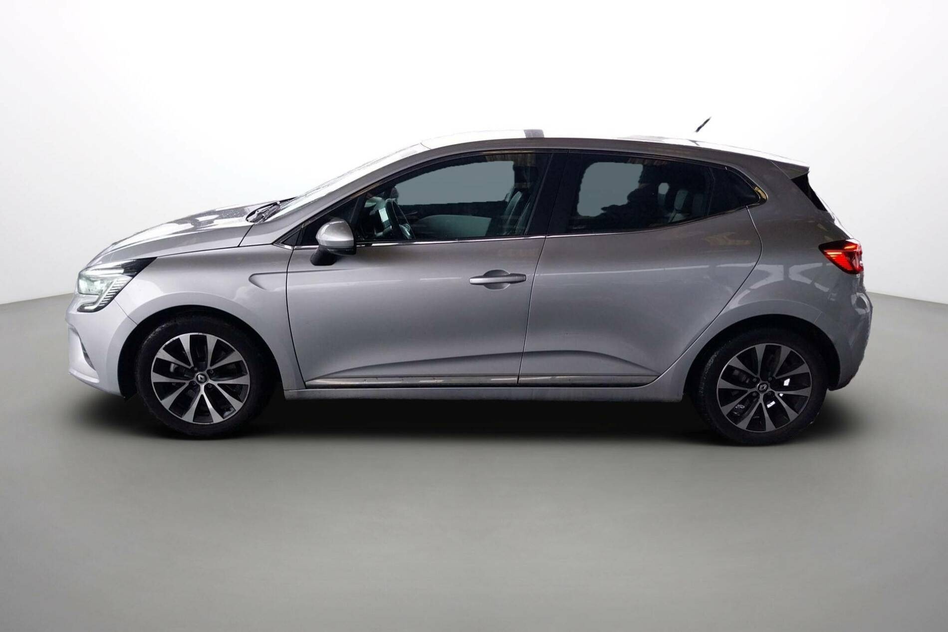 Vente en ligne Renault Clio 5 Clio E-Tech 140 - 21N au prix de 17 690 €