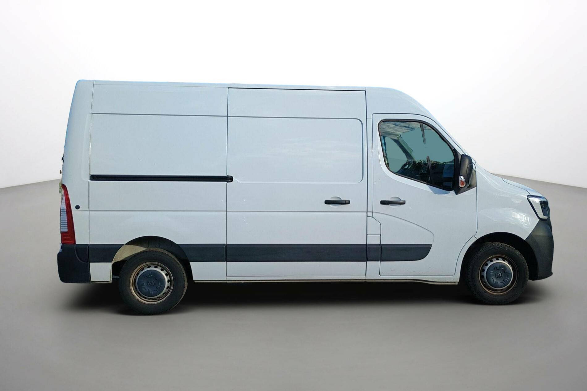 Vente en ligne Renault Master Fourgon MASTER FGN TRAC F3500 L2H2 BLUE DCI 135 au prix de 25 490 €