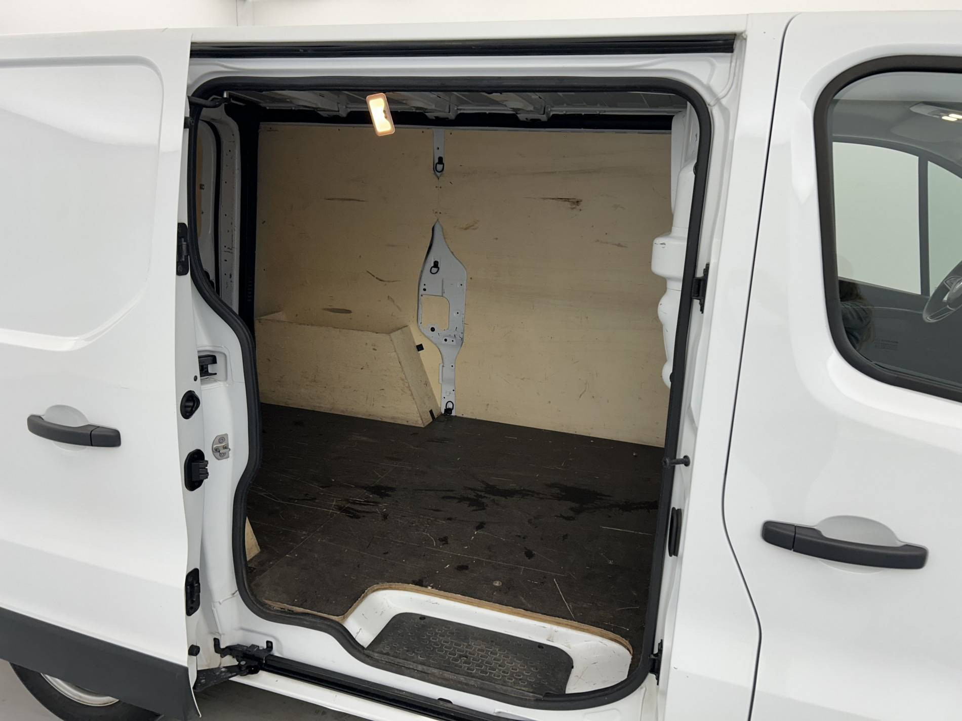 Vente en ligne Renault Trafic 3 Fourgon TRAFIC FGN L1H1 3000 KG BLUE DCI 130 au prix de 26 990 €