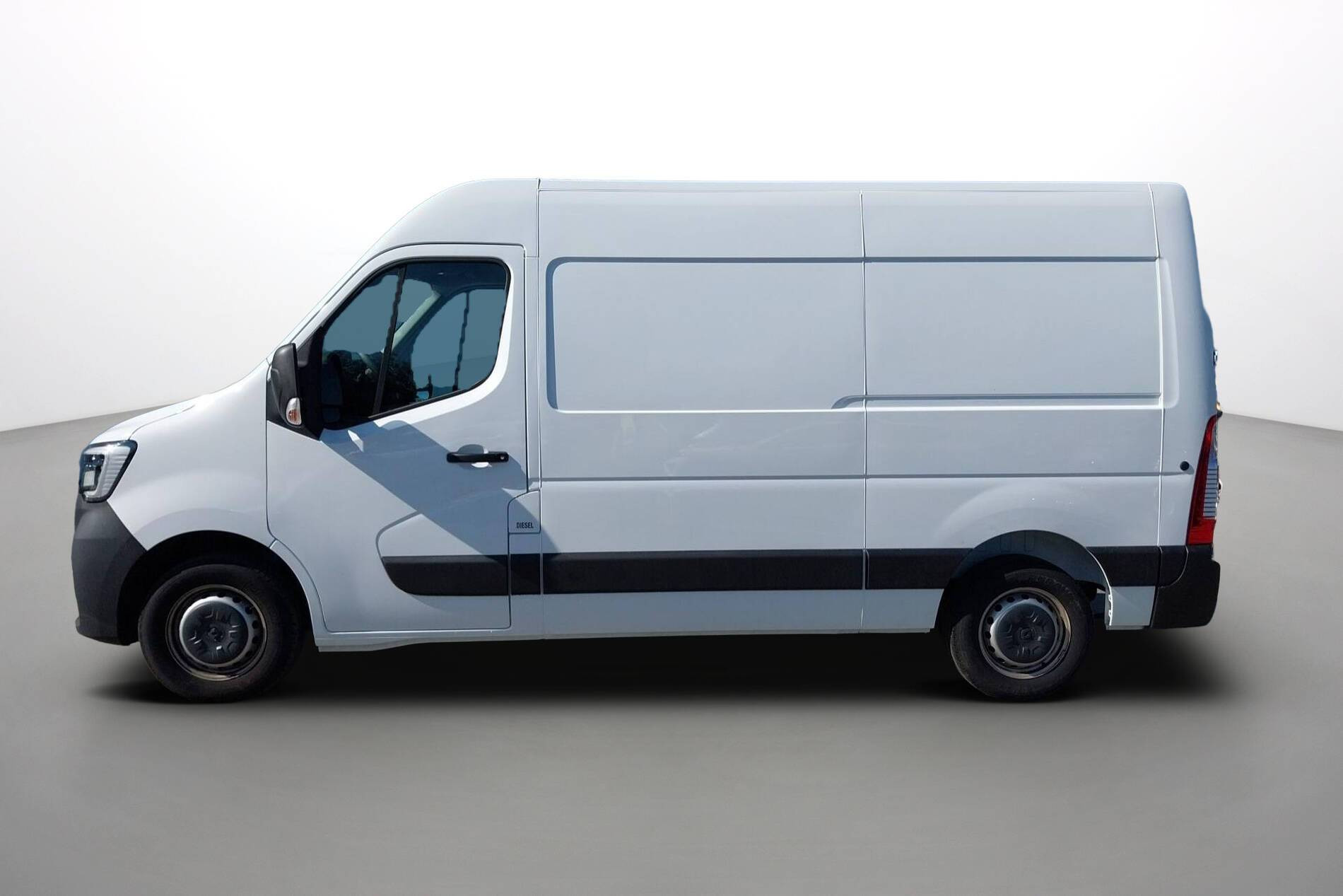 Vente en ligne Renault Master Fourgon MASTER FGN TRAC F3500 L2H2 BLUE DCI 135 au prix de 27 990 €