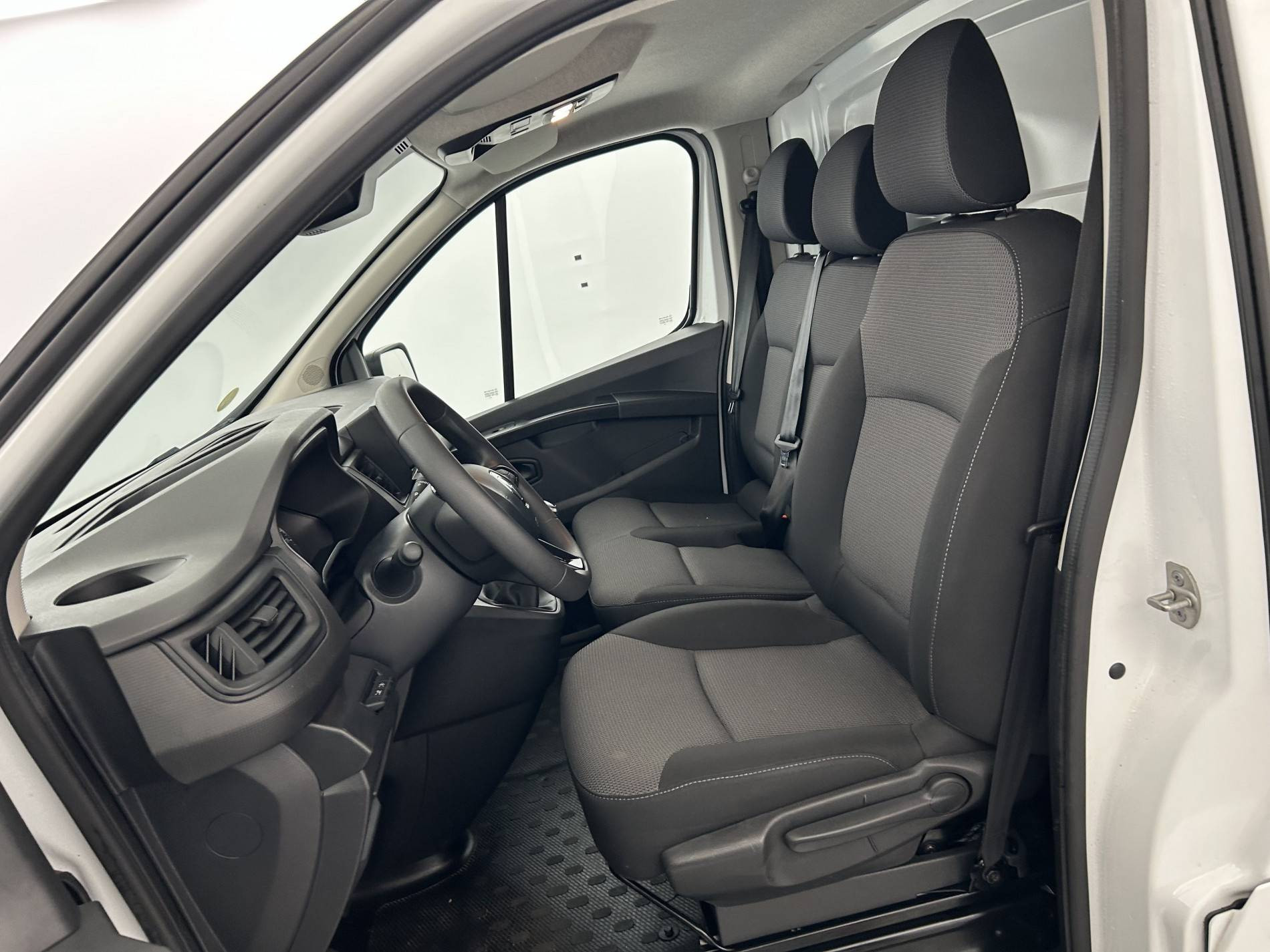 Vente en ligne Renault Trafic 3 Fourgon TRAFIC FGN L1H1 3000 KG BLUE DCI 130 au prix de 20 790 €