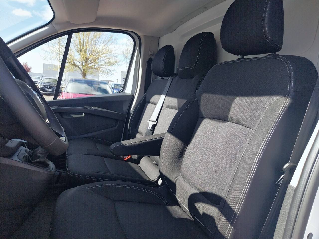 Vente en ligne Renault Trafic 3 Fourgon TRAFIC FGN L2H1 3000 KG BLUE DCI 130 au prix de 24 990 €