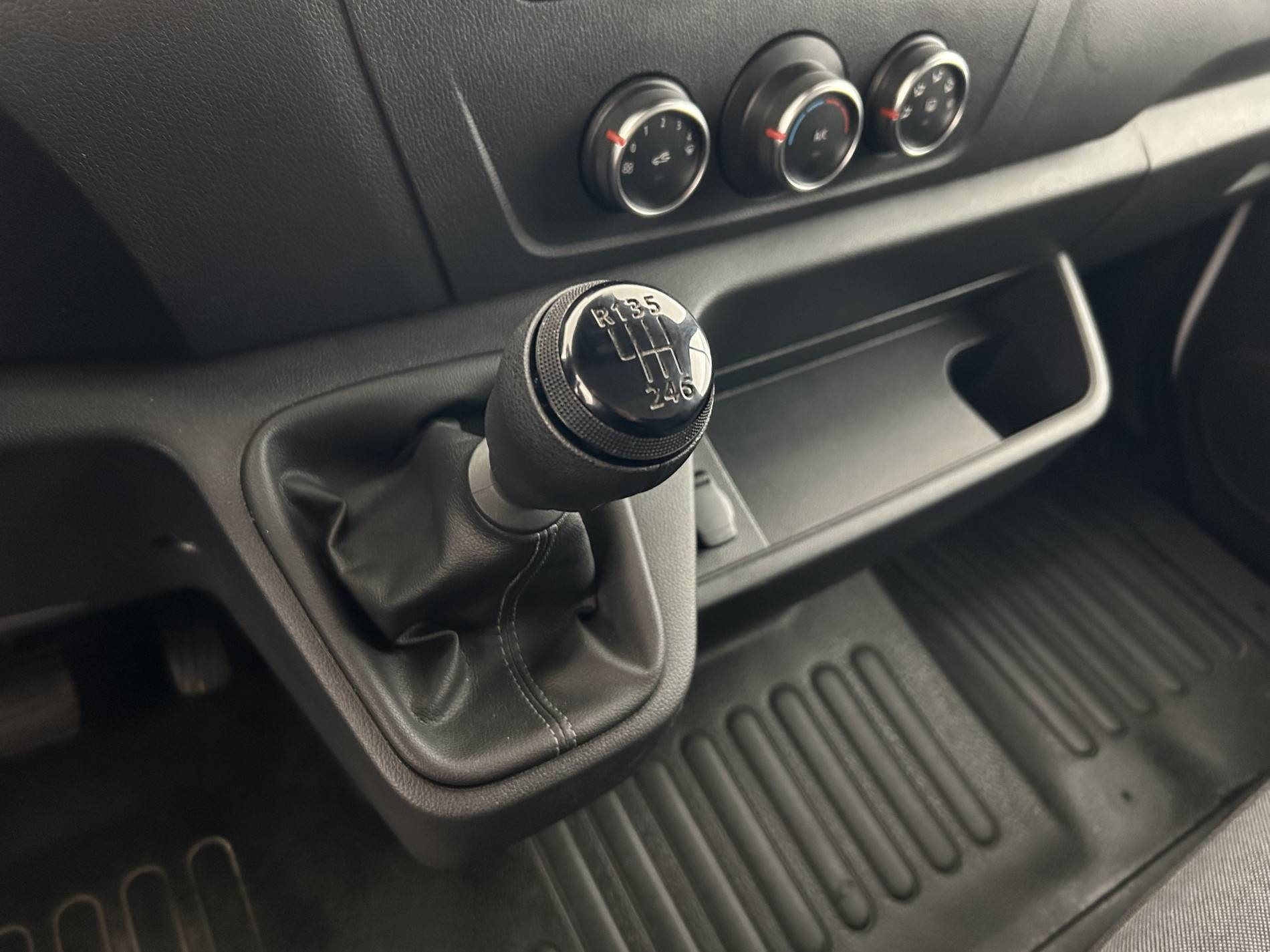 Vente en ligne Renault Master Fourgon MASTER FGN TRAC F3500 L2H2 BLUE DCI 135 au prix de 28 990 €