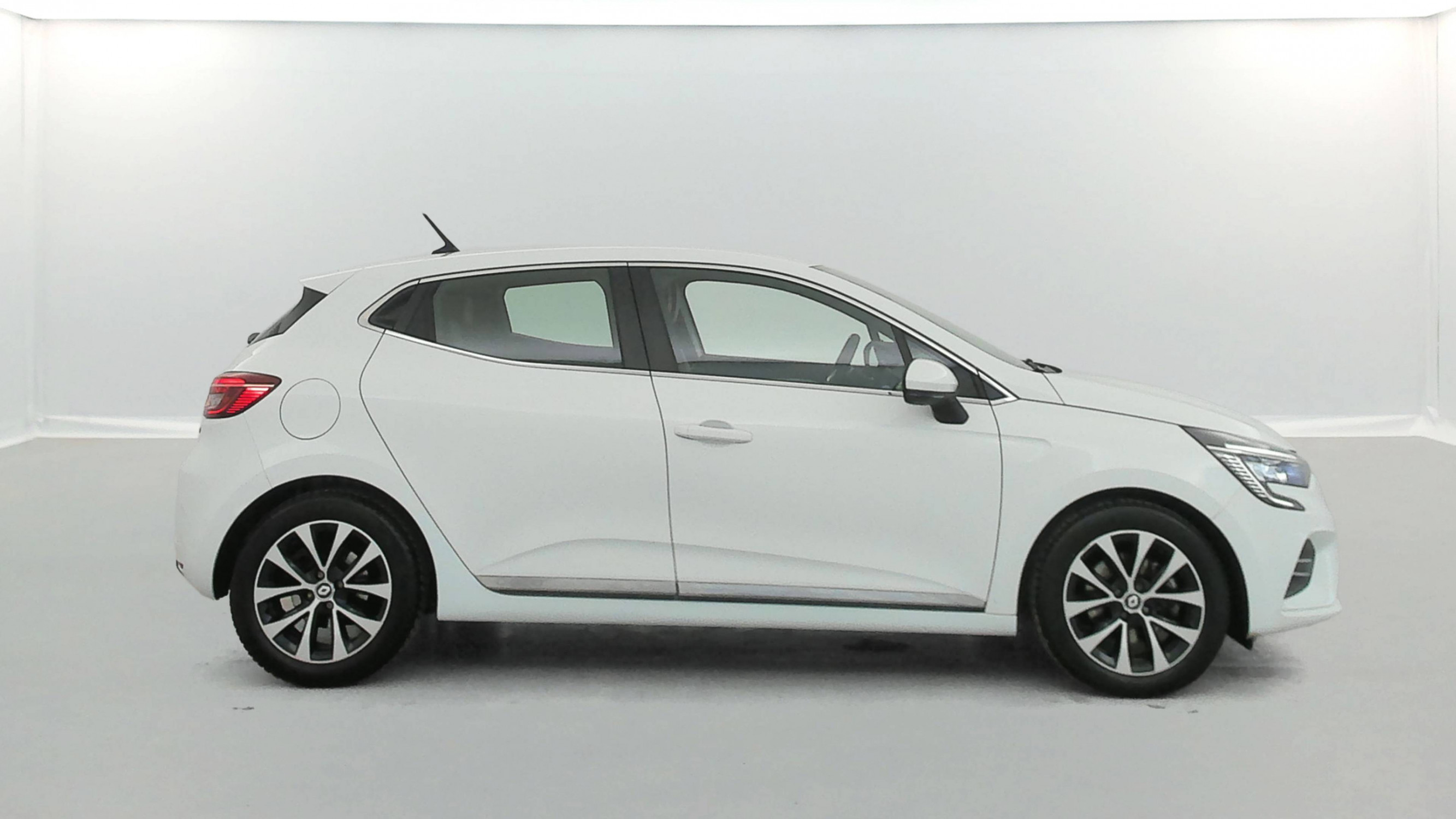 Vente en ligne Renault Clio 5 Clio E-Tech 140 - 21N au prix de 16 590 €