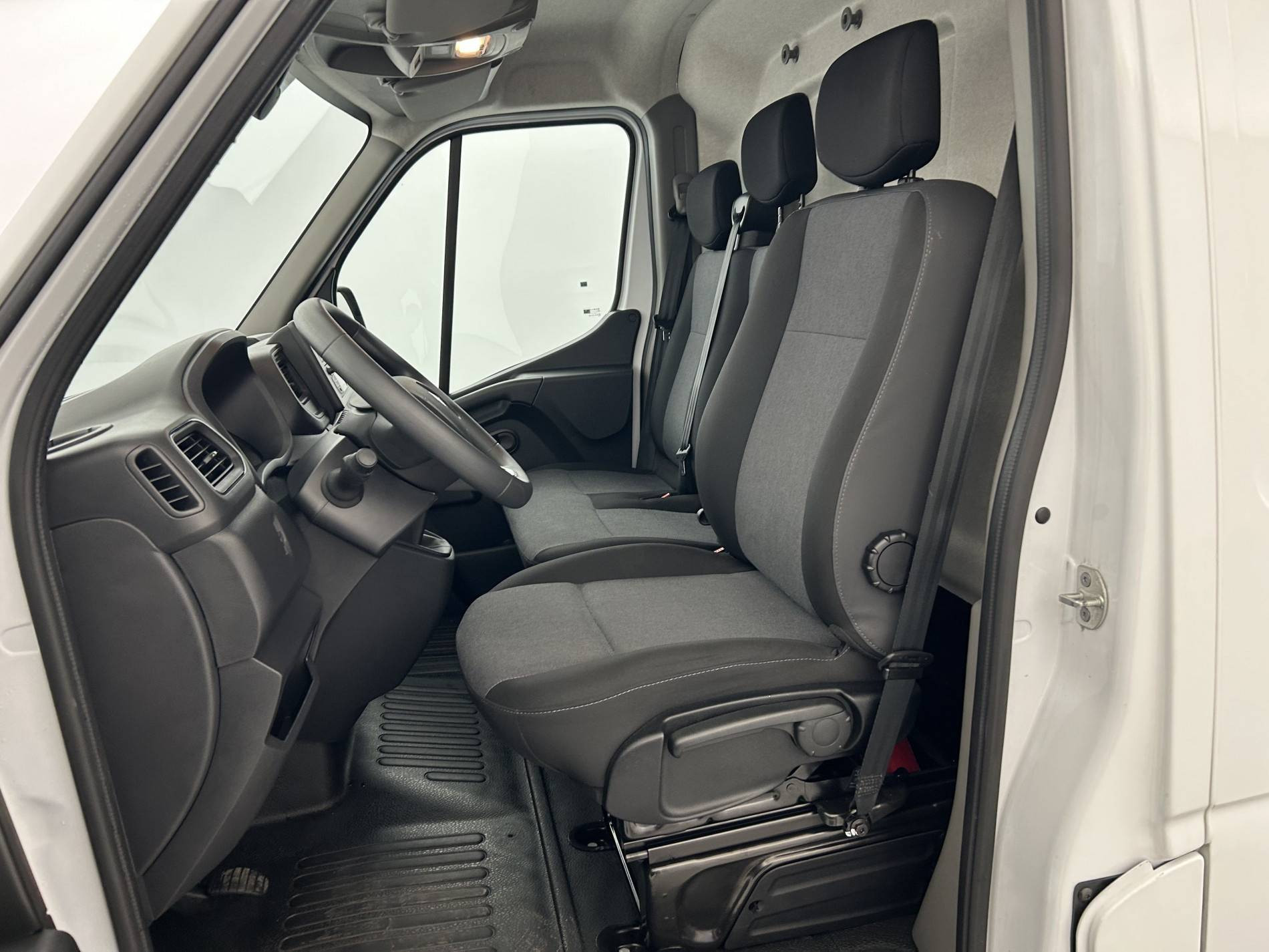 Vente en ligne Renault Master Fourgon MASTER FGN TRAC F3500 L2H2 BLUE DCI 135 au prix de 25 490 €