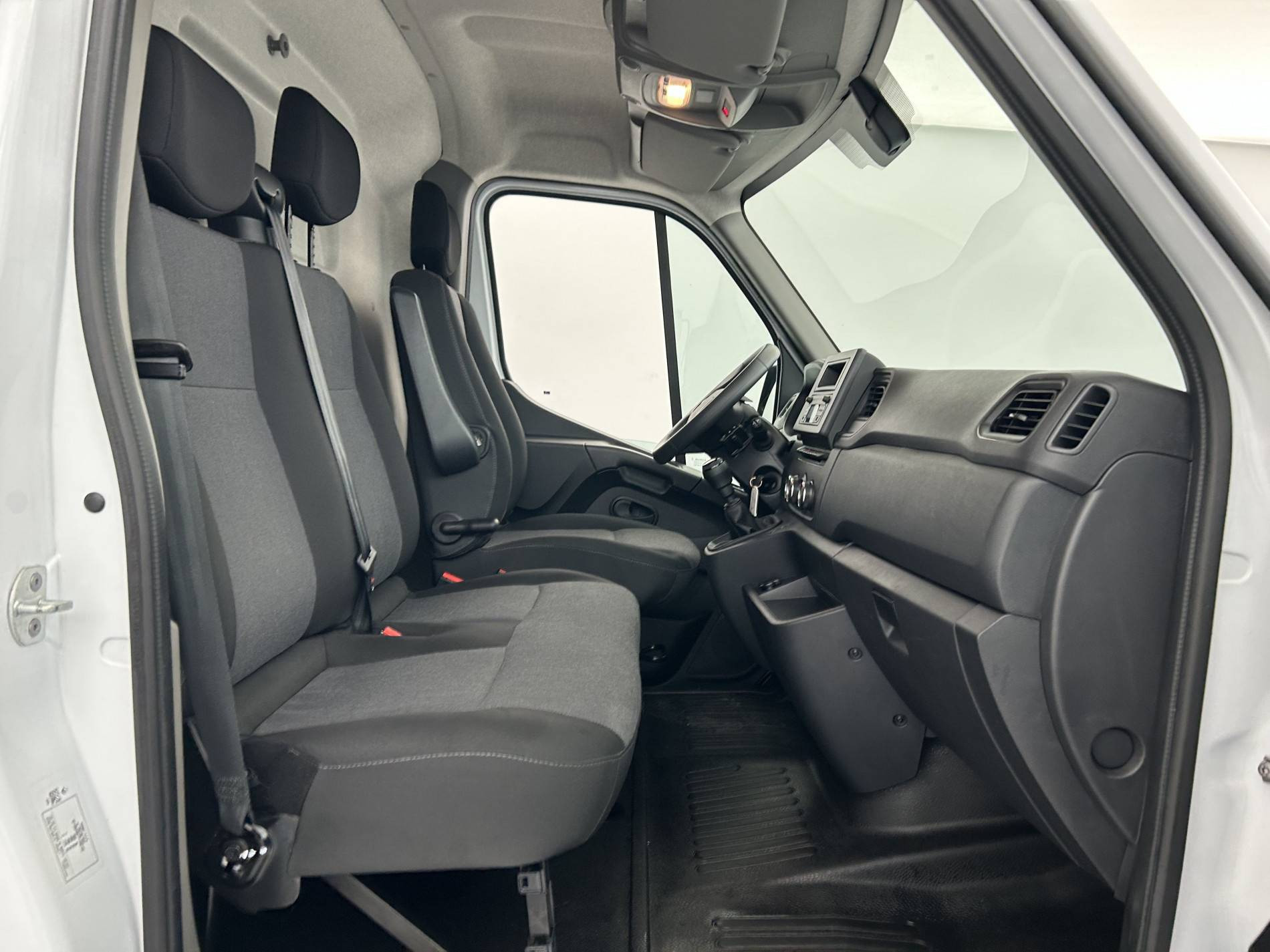 Vente en ligne Renault Master Fourgon MASTER FGN TRAC F3500 L2H2 BLUE DCI 135 au prix de 25 490 €