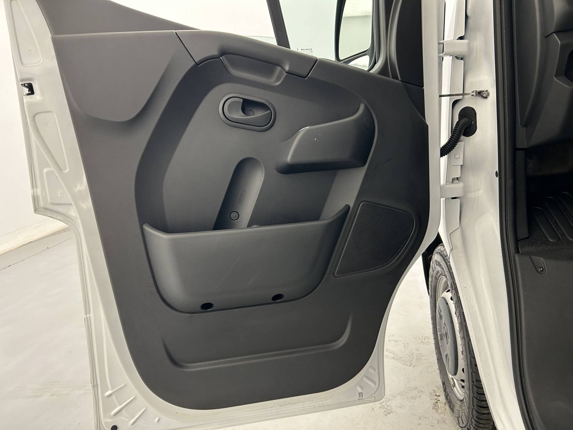 Vente en ligne Renault Master Fourgon MASTER FGN TRAC F3500 L2H2 BLUE DCI 135 au prix de 25 490 €