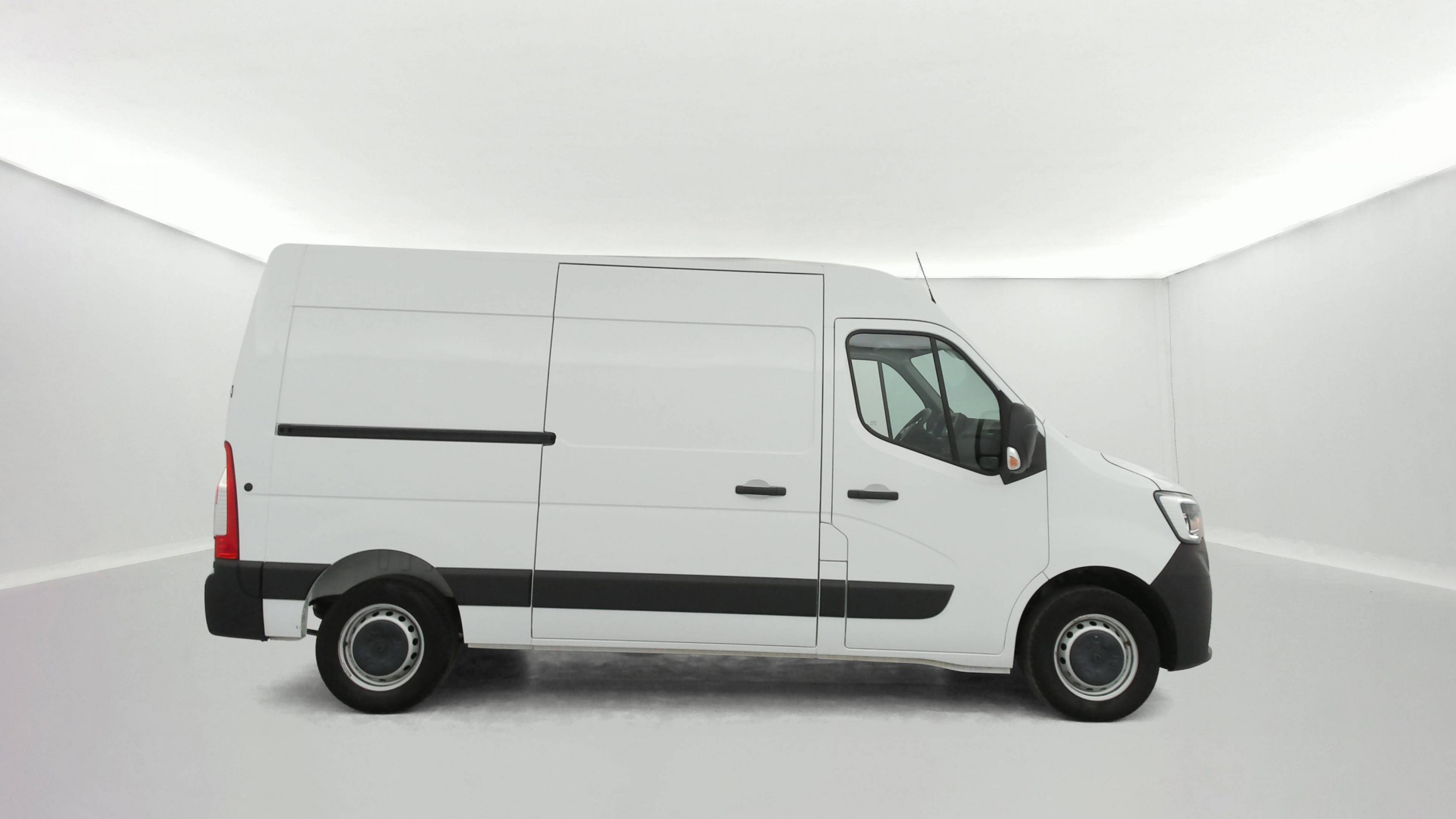 Vente en ligne Renault Master Fourgon MASTER FGN TRAC F3500 L2H2 BLUE DCI 135 au prix de 27 390 €
