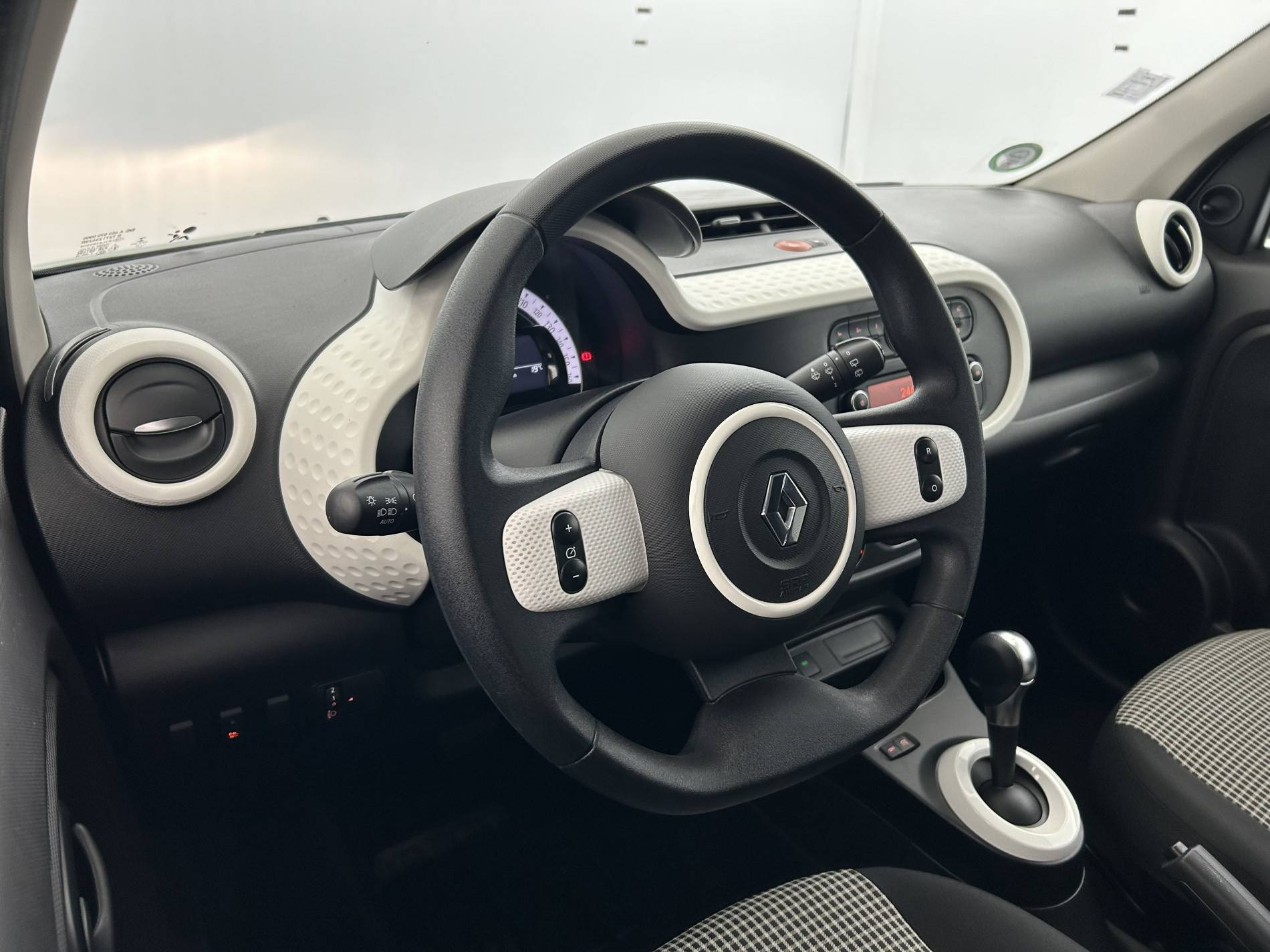 Vente en ligne Renault Twingo Electrique Twingo III E-Tech au prix de 10 990 €
