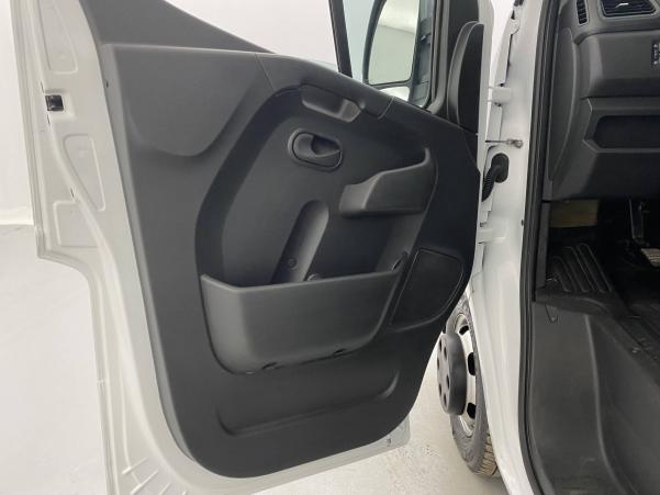 Vente en ligne Renault Master 3 Châssis Cabine MASTER CC PROP RJ3500 PAF AR COURT L2 DCI 130 au prix de 27 990 €