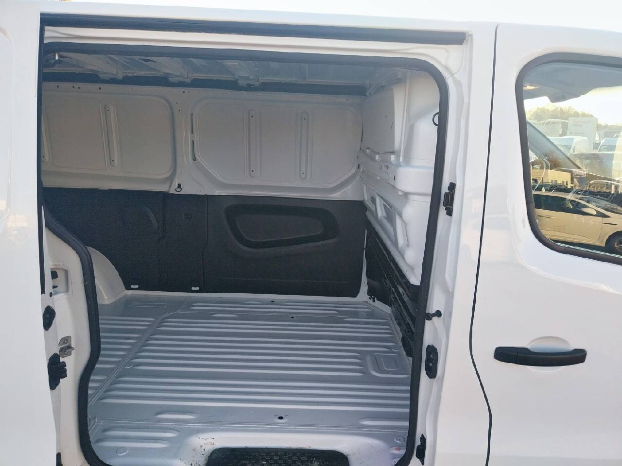 Vente en ligne Renault Trafic 3 Fourgon TRAFIC FGN L2H1 1300 KG DCI 120 au prix de 19 990 €