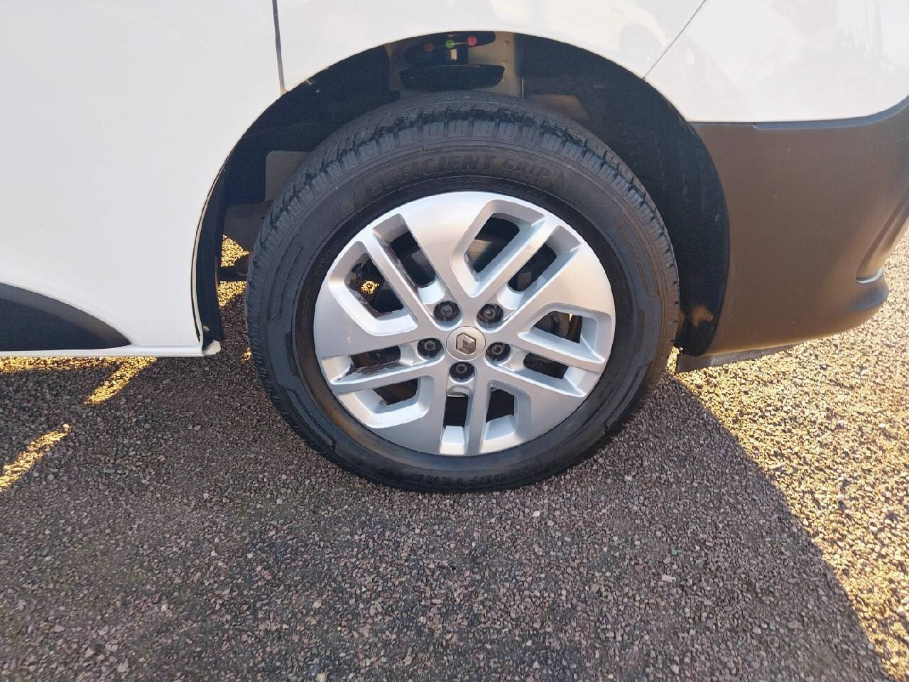 Vente en ligne Renault Trafic 3 Fourgon TRAFIC FGN L2H1 1300 KG DCI 120 au prix de 19 990 €