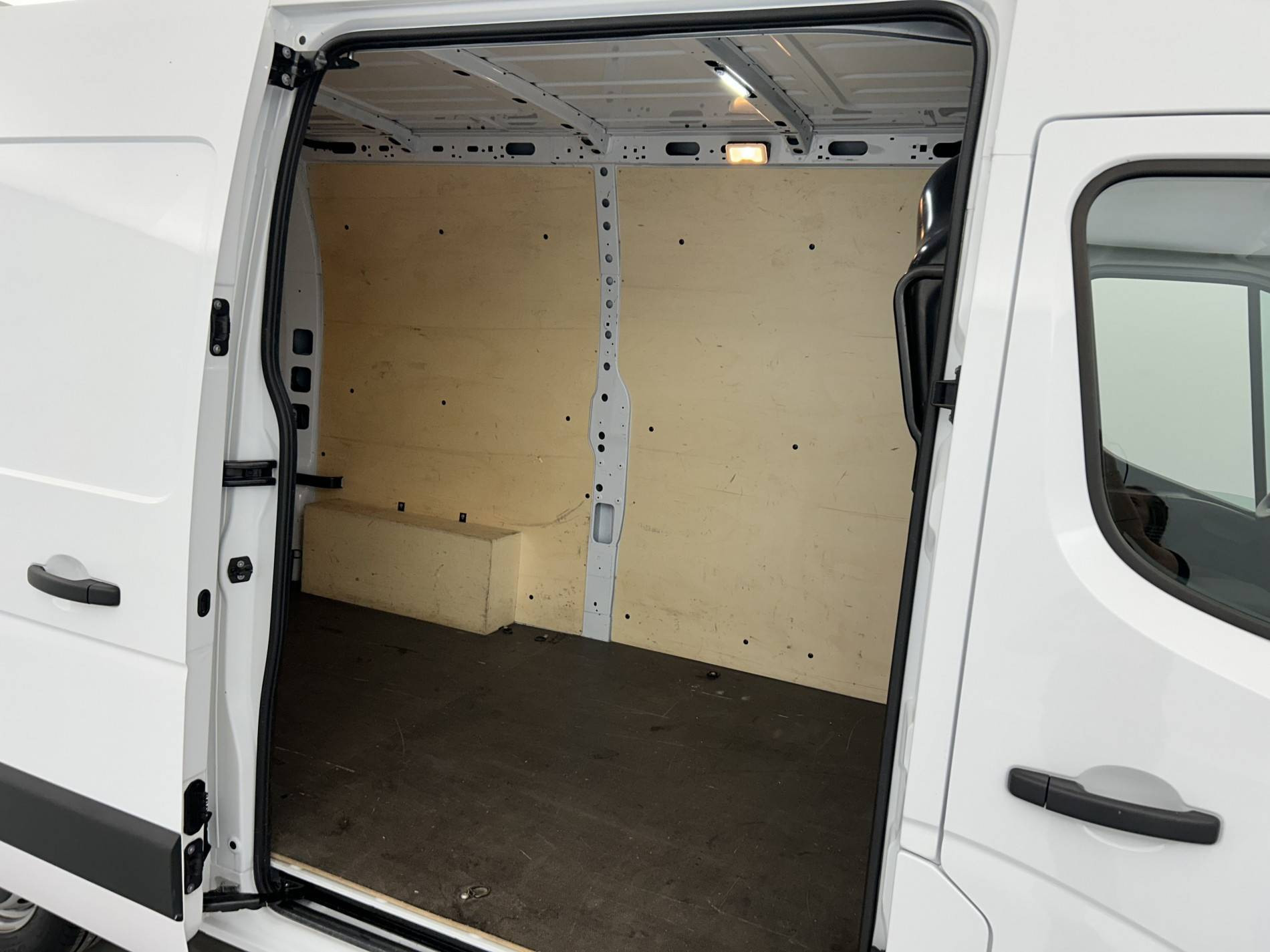 Vente en ligne Renault Master Fourgon MASTER FGN TRAC F3500 L2H2 BLUE DCI 135 au prix de 26 990 €