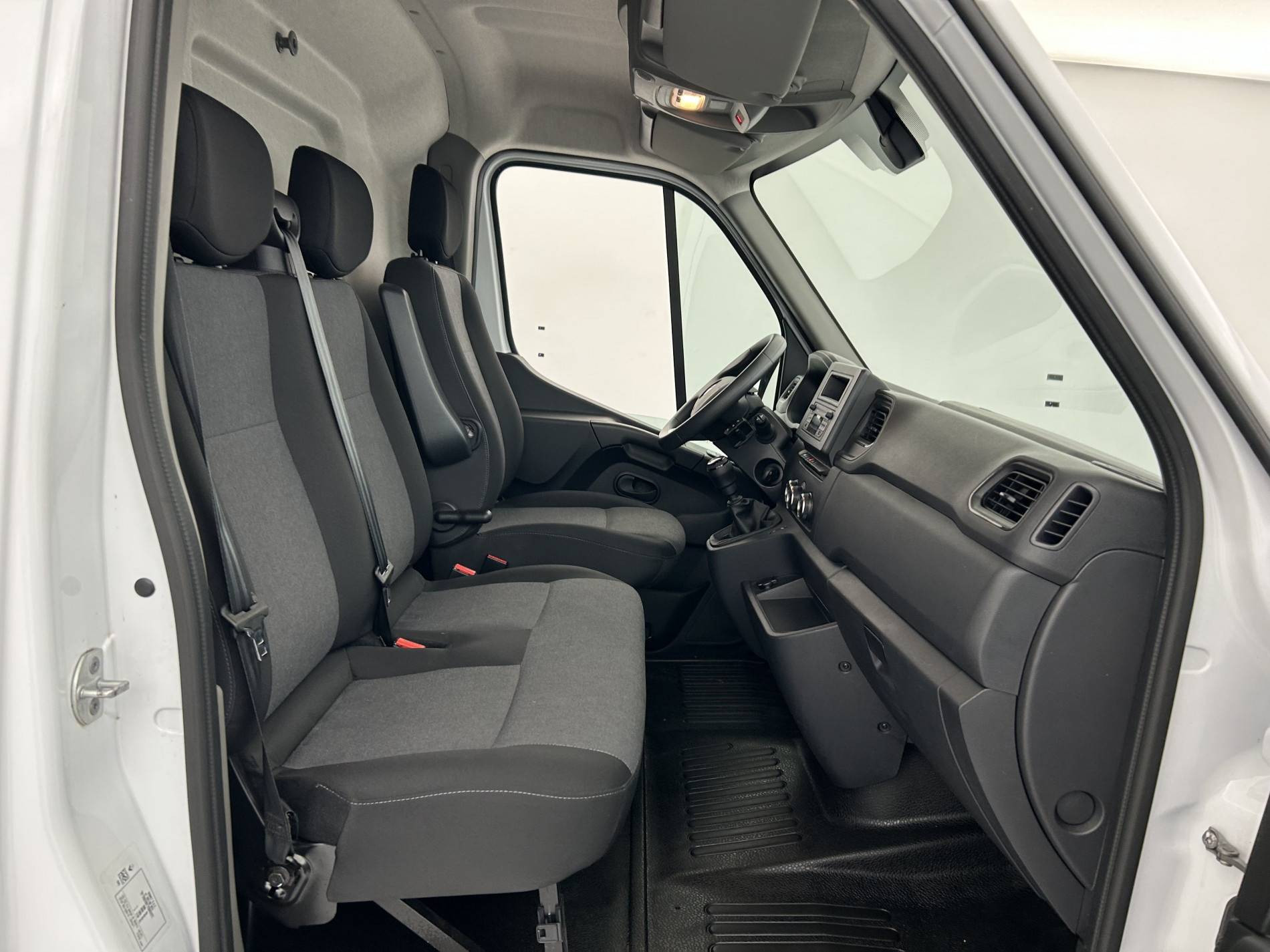 Vente en ligne Renault Master Fourgon MASTER FGN TRAC F3500 L2H2 BLUE DCI 135 au prix de 26 990 €