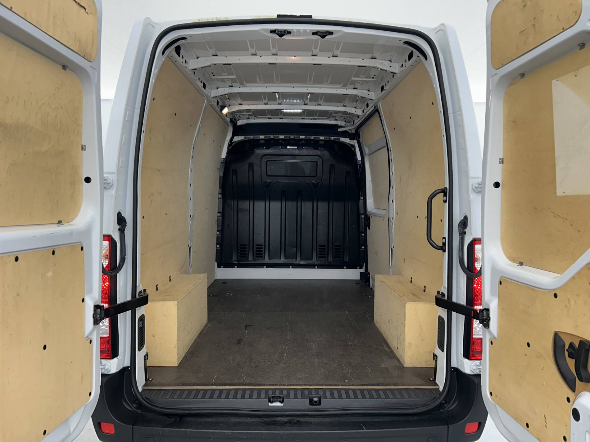 Vente en ligne Renault Master Fourgon MASTER FGN TRAC F3500 L2H2 BLUE DCI 135 au prix de 26 990 €