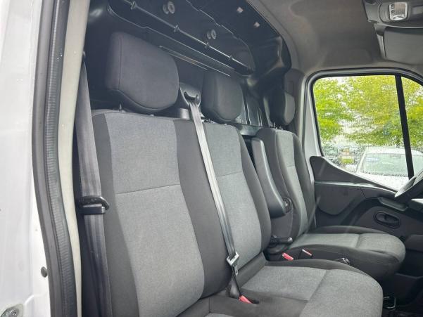 Vente en ligne Renault Master Fourgon MASTER FGN TRAC F3300 L2H2 BLUE DCI 135 au prix de 24 990 €