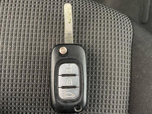 Vente en ligne Renault Master 3 Fourgon MASTER FGN TRAC F3500 L2H2 DCI 135 au prix de 21 490 €