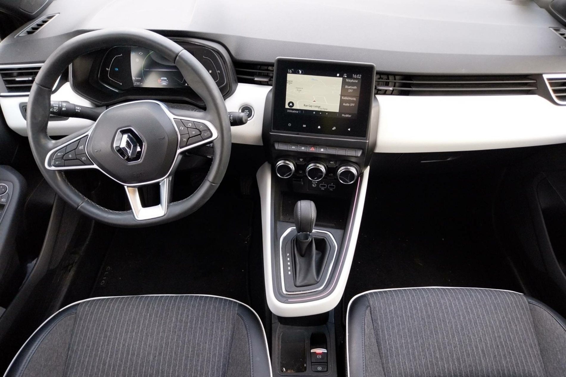 Vente en ligne Renault Clio 5 Clio E-Tech full hybrid 145 au prix de 18 940 €