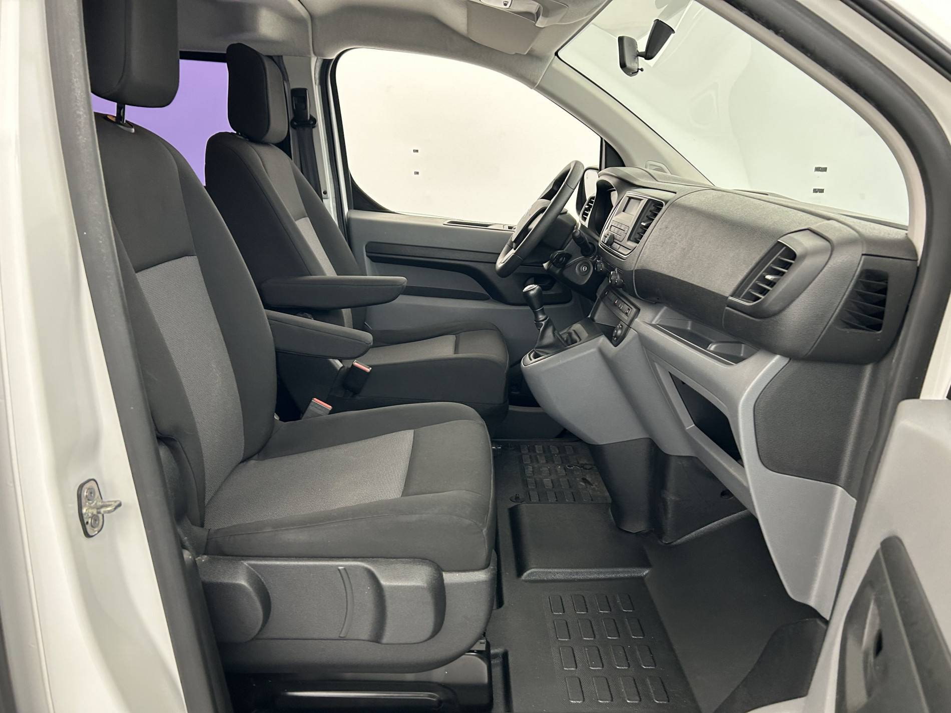 Vente en ligne Citroën Jumpy Combi Jumpy M BlueHDi 95 BVM5 au prix de 18 390 €