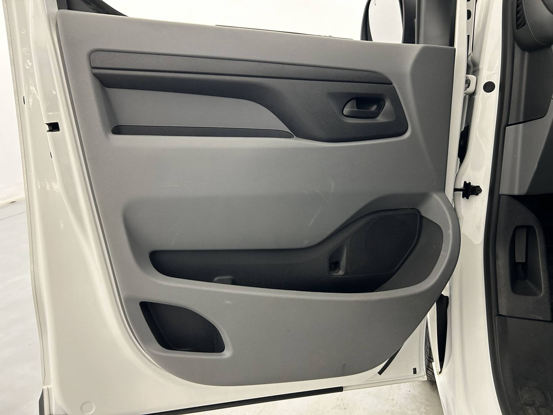 Vente en ligne Citroën Jumpy Combi Jumpy M BlueHDi 95 BVM5 au prix de 18 390 €