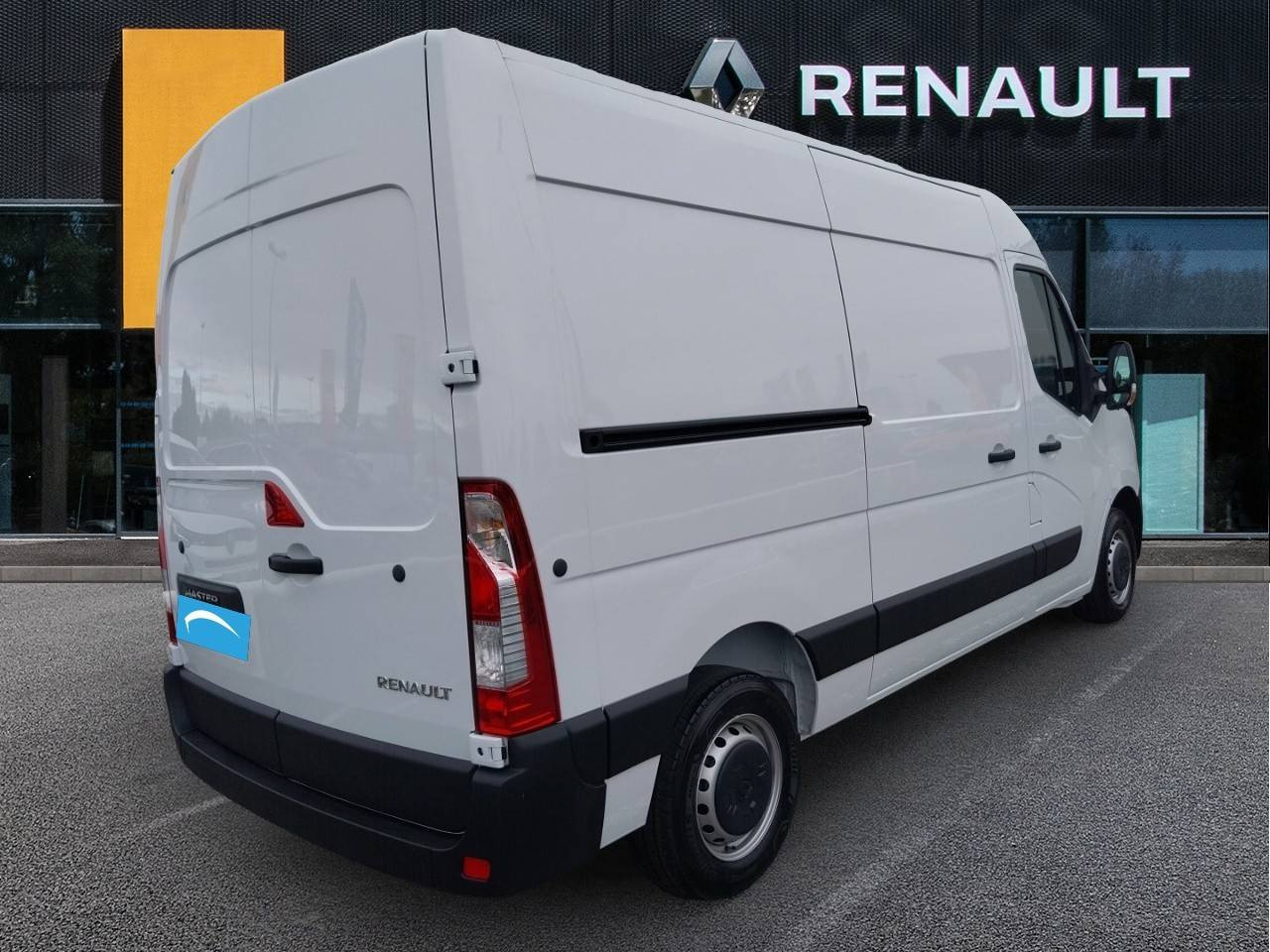 Vente en ligne Renault Master Fourgon MASTER FGN TRAC F3300 L2H2 BLUE DCI 135 au prix de 27 990 €