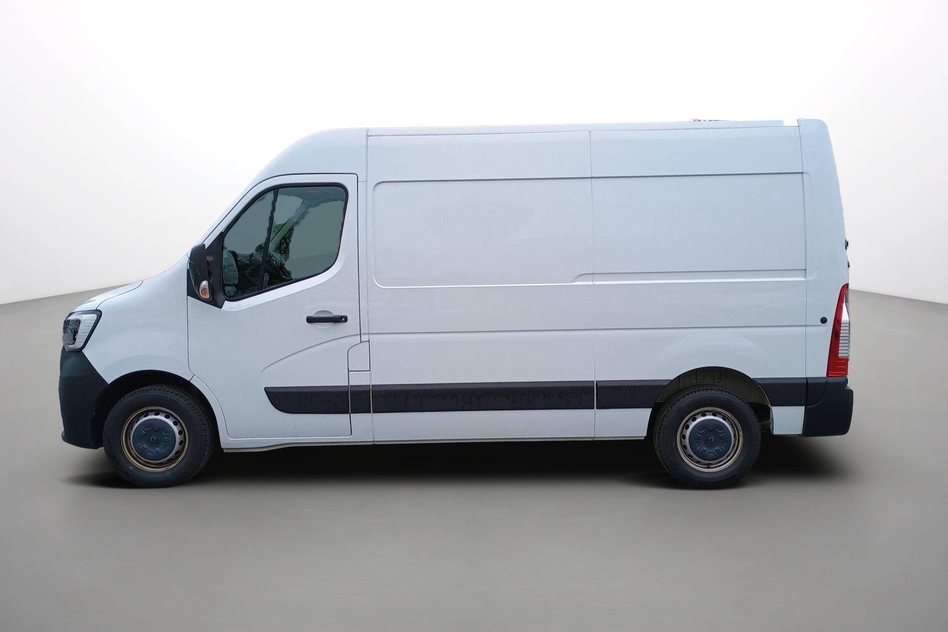 Vente en ligne Renault Master Fourgon MASTER FGN TRAC F3500 L2H2 BLUE DCI 135 au prix de 24 990 €