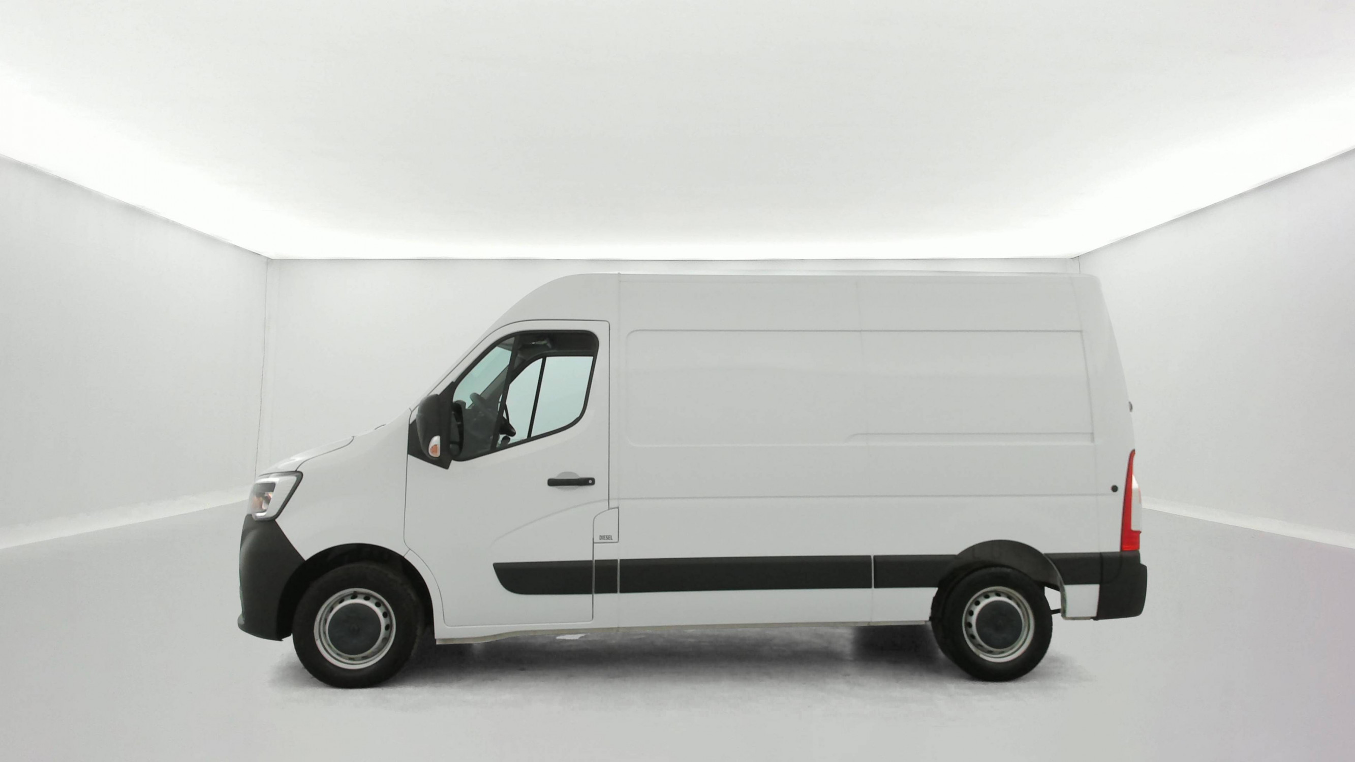 Vente en ligne Renault Master Fourgon MASTER FGN TRAC F3500 L2H2 BLUE DCI 135 au prix de 25 990 €