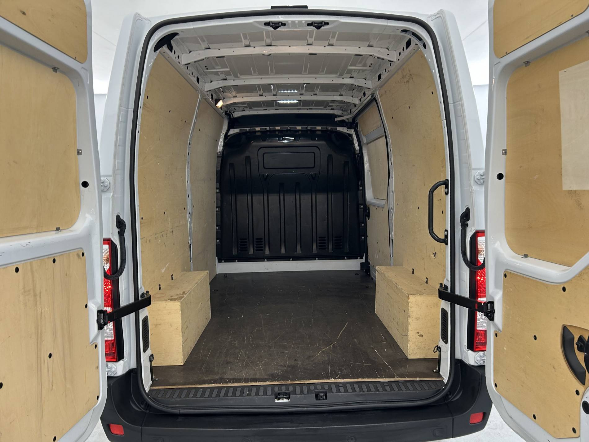 Vente en ligne Renault Master Fourgon MASTER FGN TRAC F3500 L2H2 BLUE DCI 135 au prix de 25 990 €