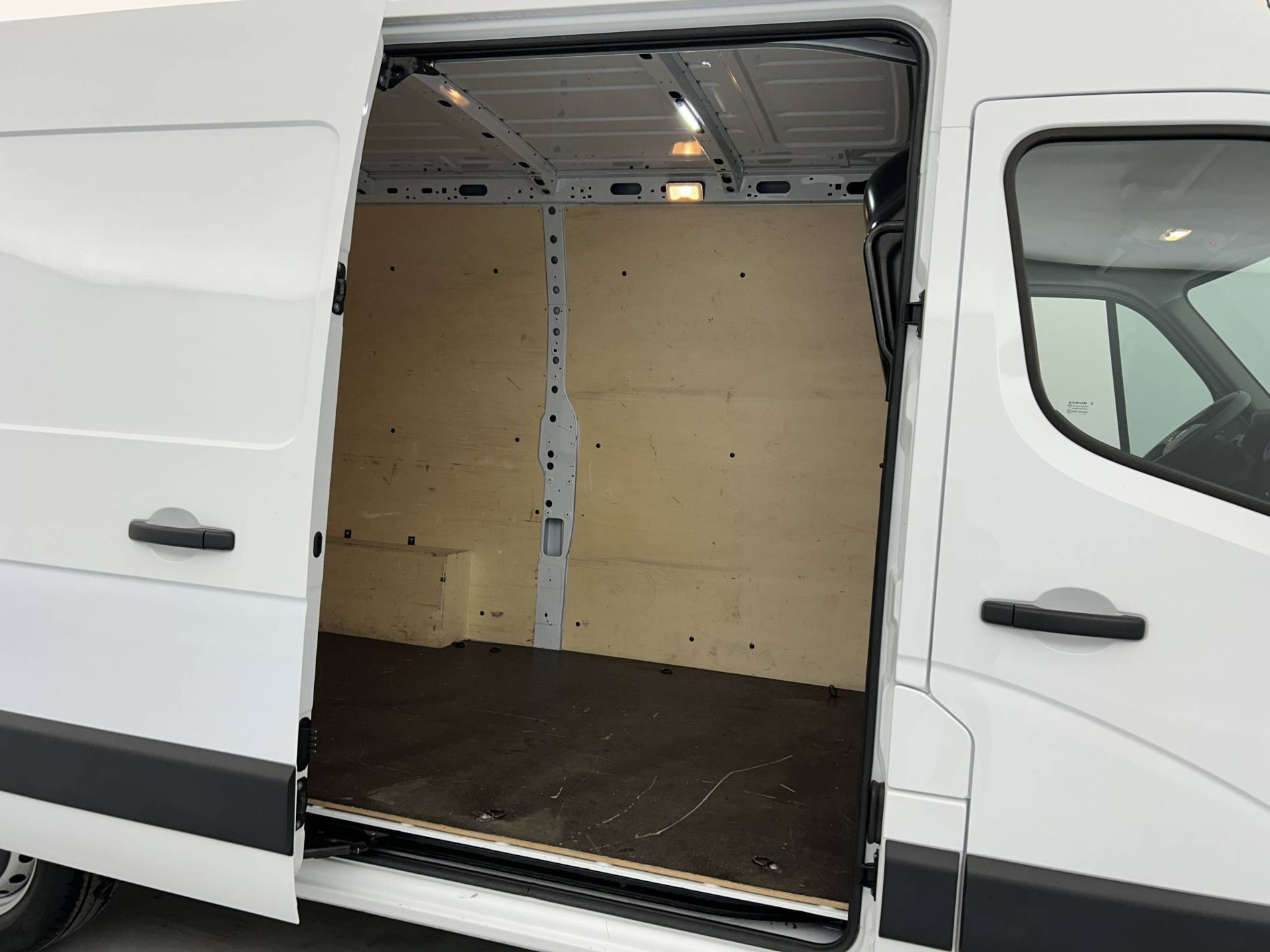 Vente en ligne Renault Master Fourgon MASTER FGN TRAC F3500 L2H2 BLUE DCI 135 au prix de 25 990 €