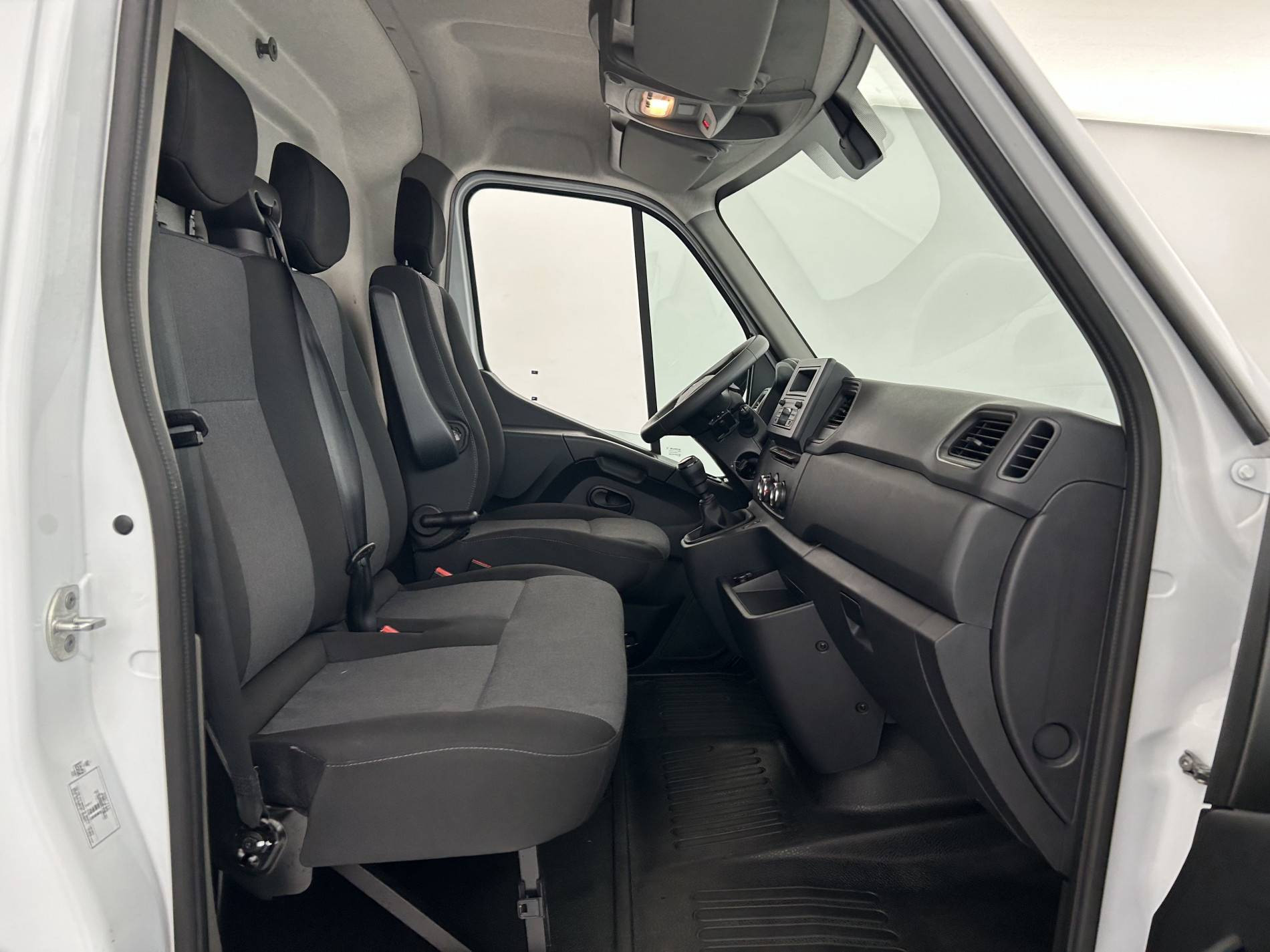 Vente en ligne Renault Master Fourgon MASTER FGN TRAC F3500 L2H2 BLUE DCI 135 au prix de 25 990 €