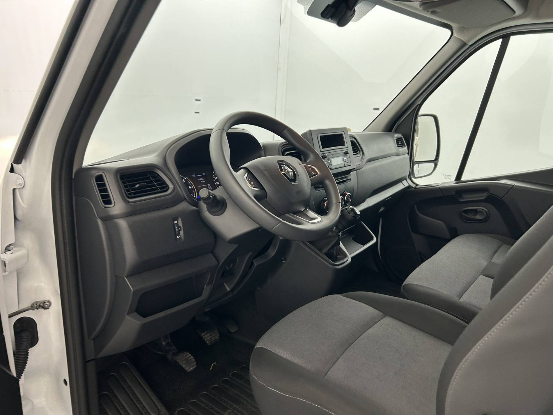 Vente en ligne Renault Master Fourgon MASTER FGN TRAC F3500 L2H2 BLUE DCI 135 au prix de 25 990 €