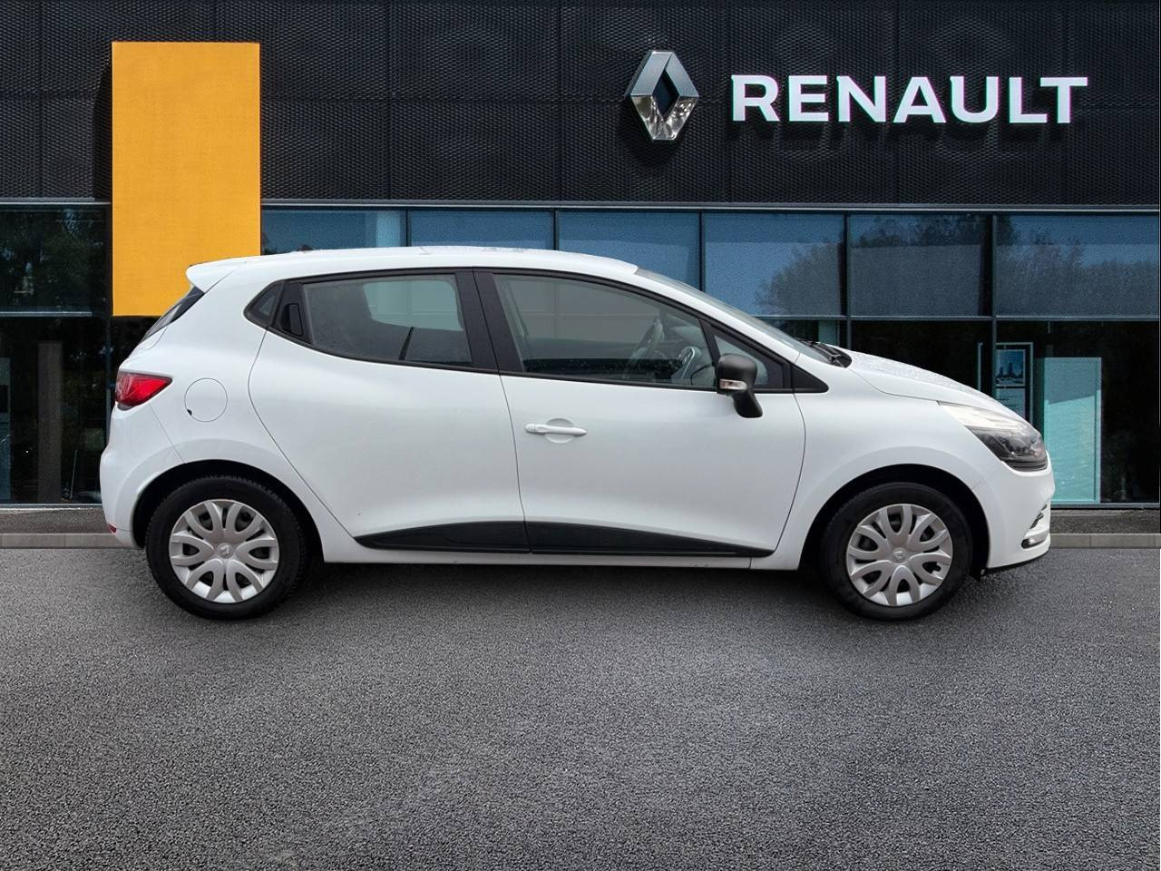 Vente en ligne Renault Clio 4 Clio 1.2 16V 75 au prix de 9 990 €